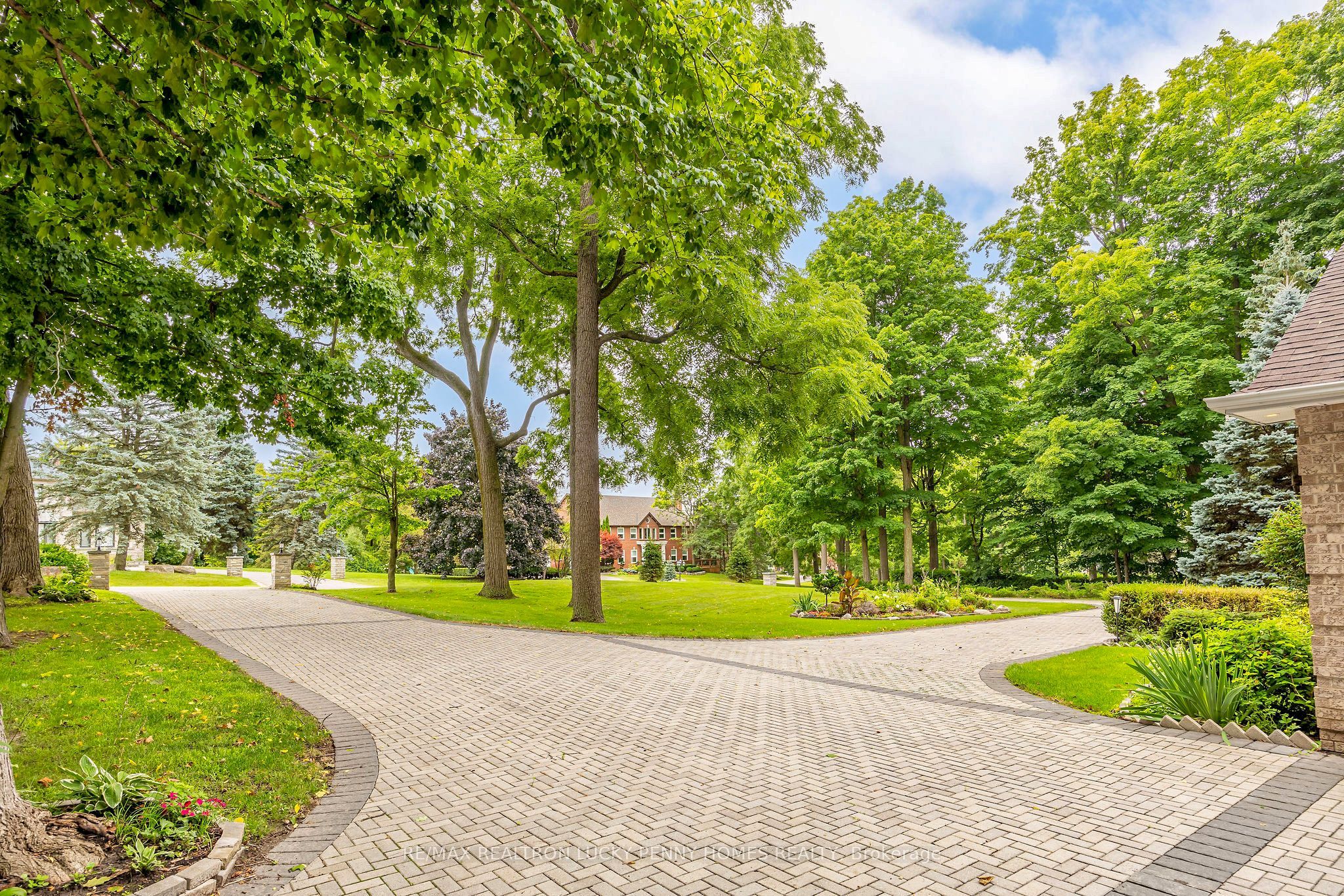 10 Walnut Glen Place
