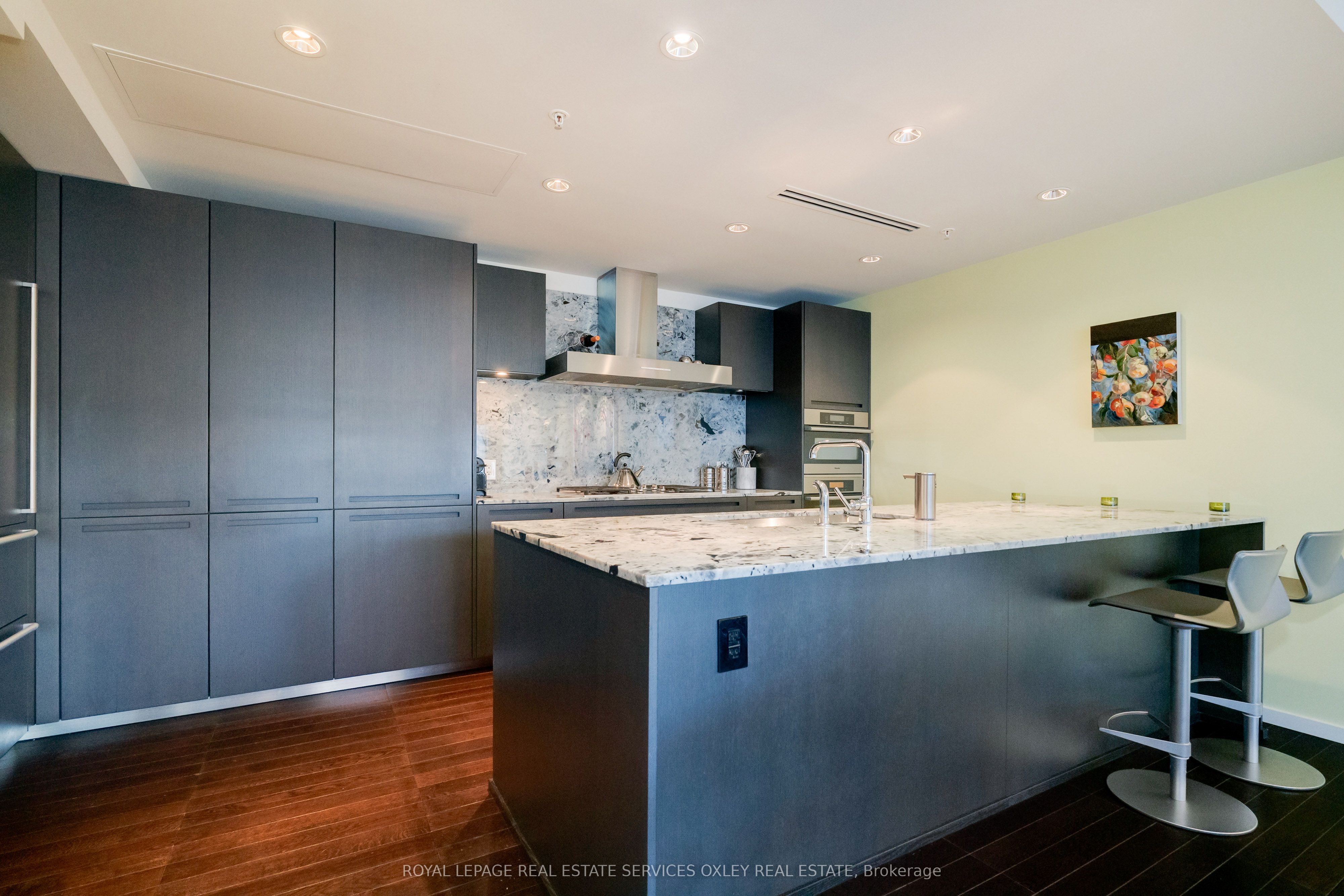 180 University Avenue 2908