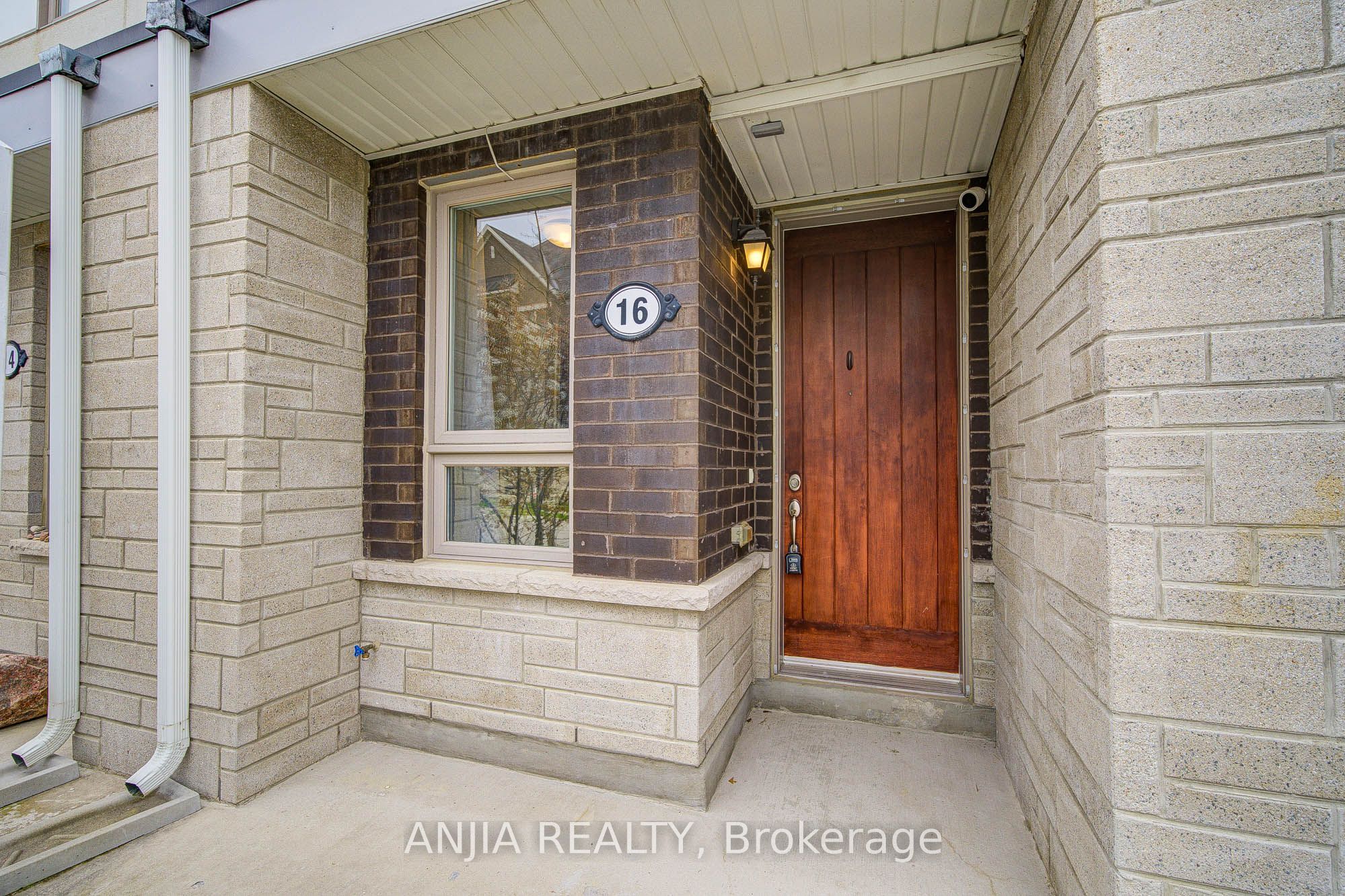 16 Adam Sellers Street