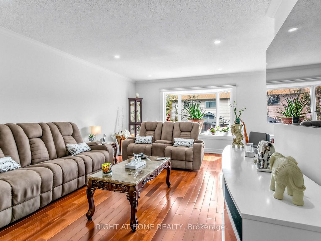 Photo of 137 Beech Street, Brampton, ON L6V 2Z2 (MLS # W13038820)