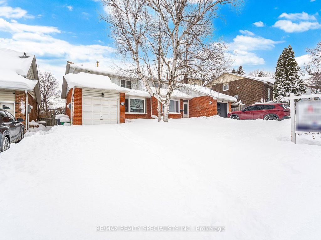 Photo of 32 Courtleigh Square, Brampton, ON L6Z 1J3 (MLS # W12706632)