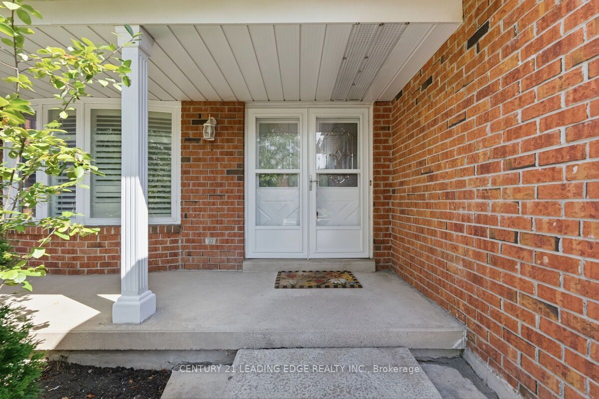 2409 Butternut Crescent
