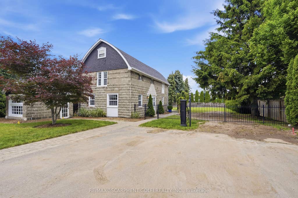 Photo of 292 MAIN Street W #C, Grimsby, ON L3M 1S4 (MLS # X13529466)