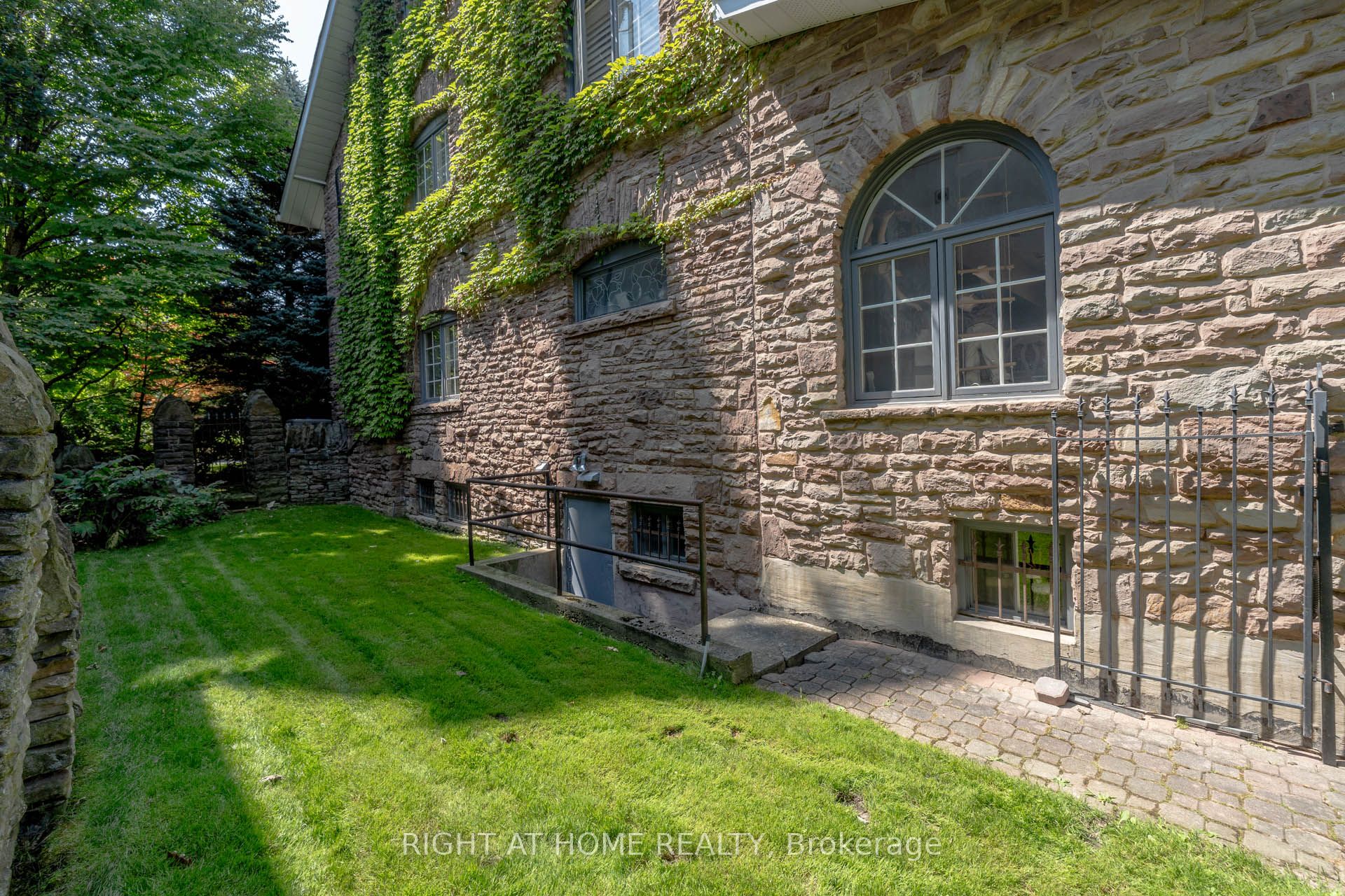 287 RUSSELL HILL Road