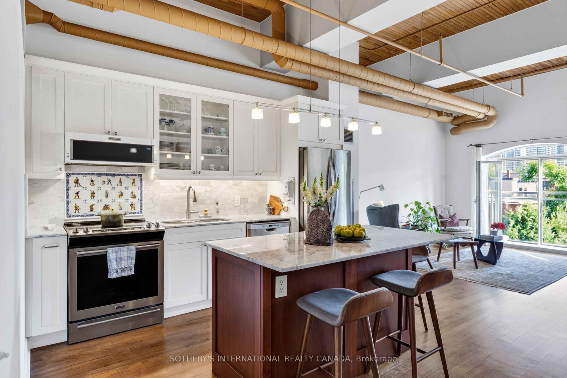 993 Queen Street W 208