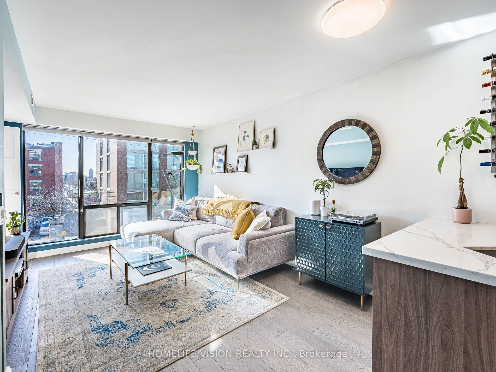 456 College Street 301