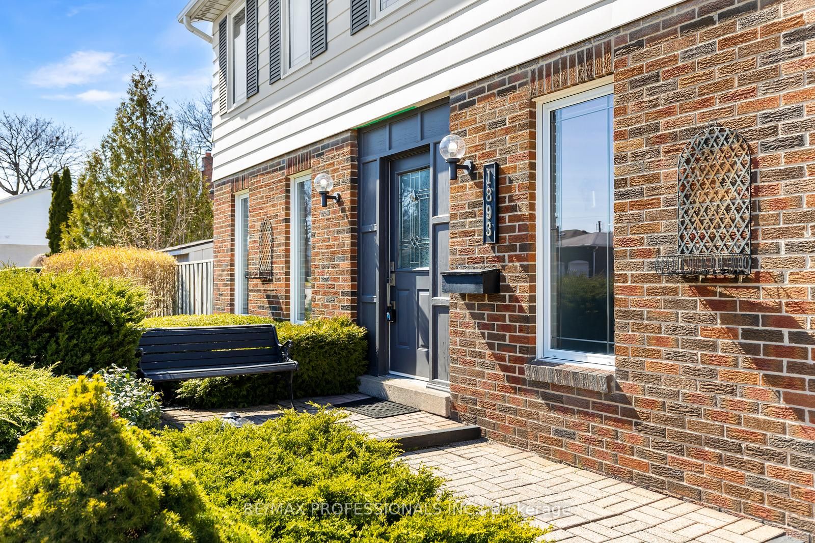 1893 Stonepath Crescent