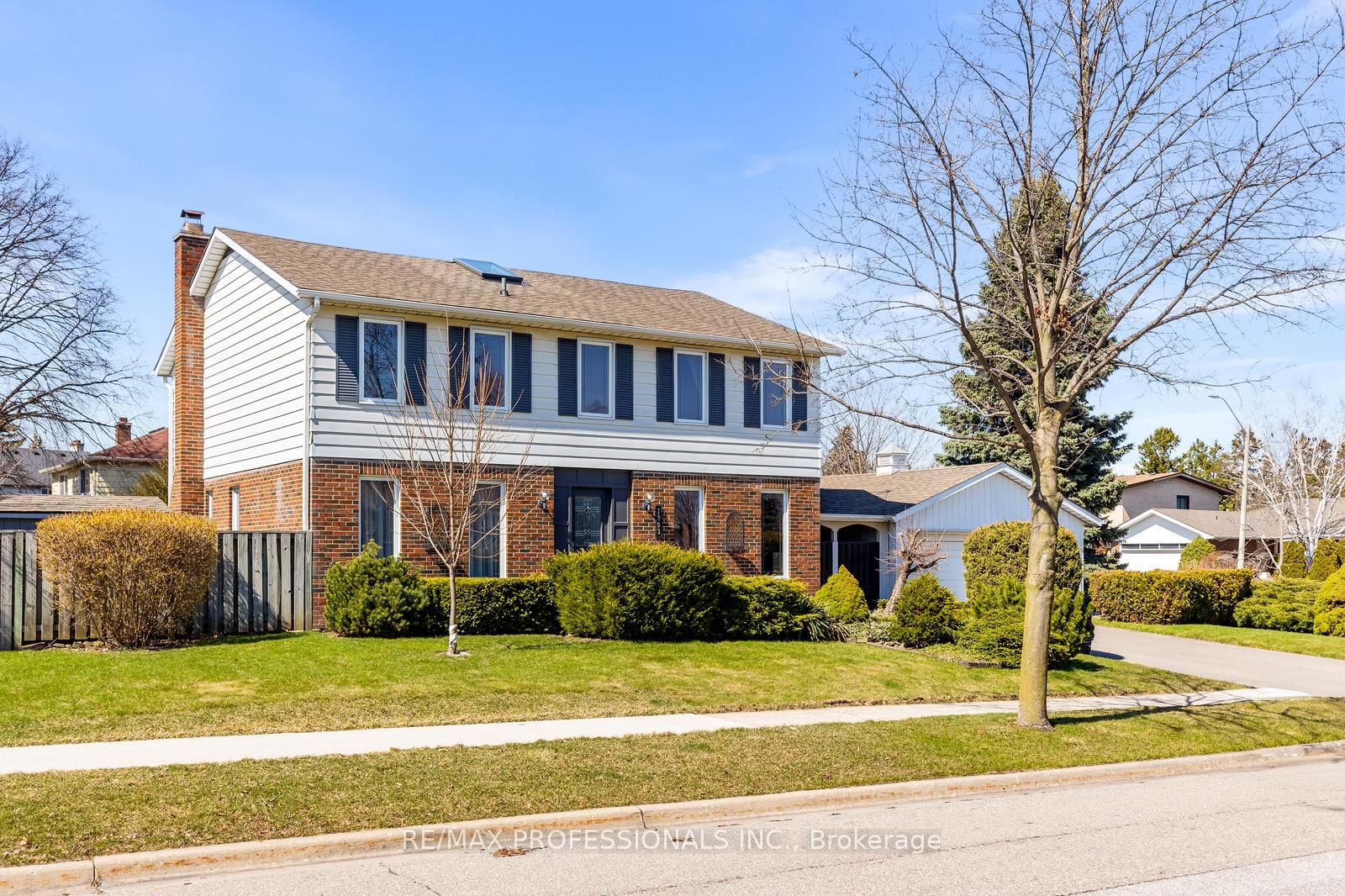 1893 Stonepath Crescent