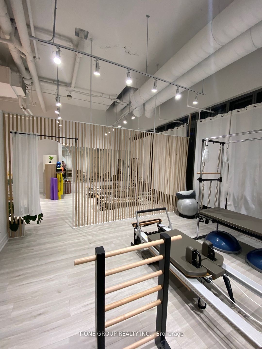 15 Wellesley Street W 318-319