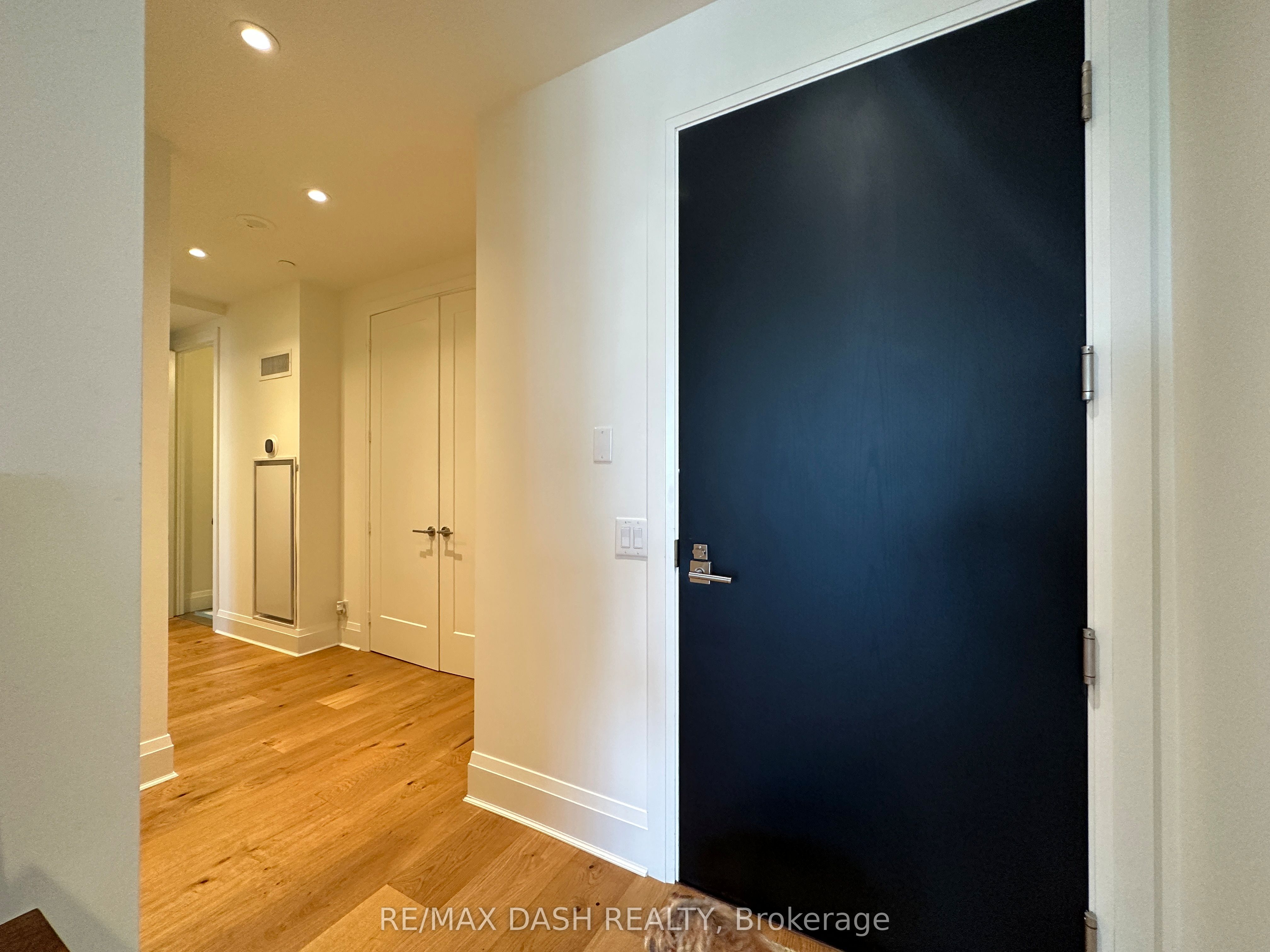 151 Avenue Road 1002