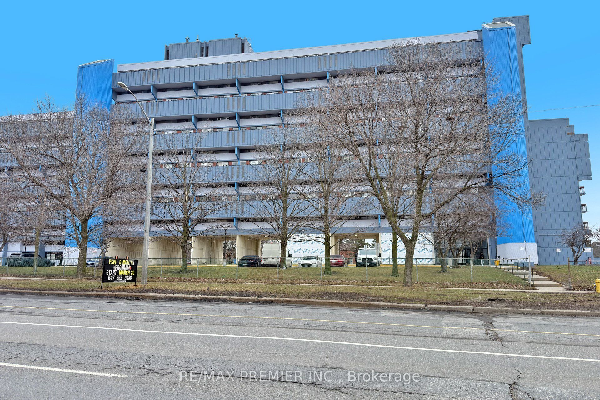 Photo 1 of 26 — 4645 Jane Street 428, Toronto, ON M3N 2K9