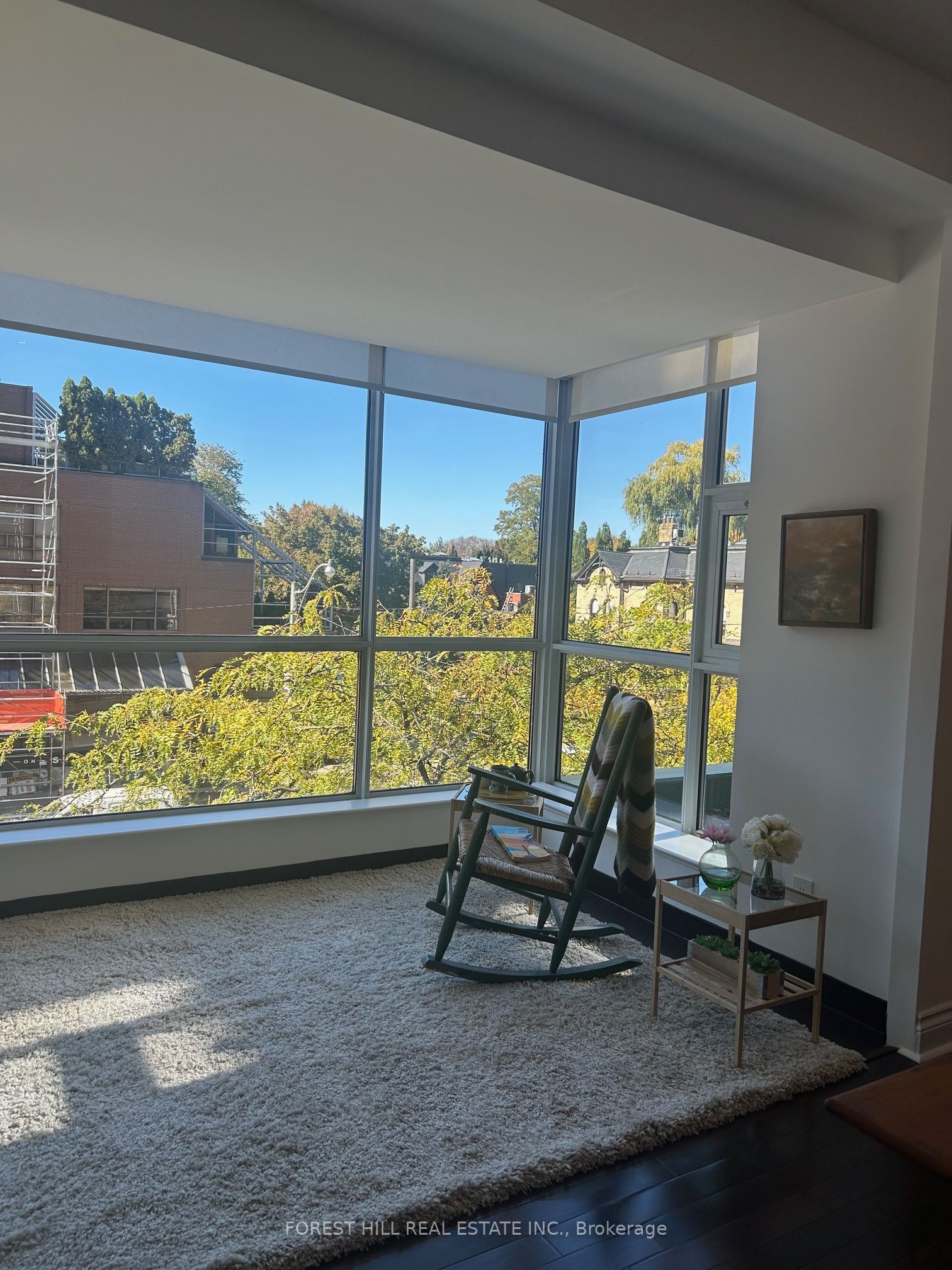 77 Avenue Road 215