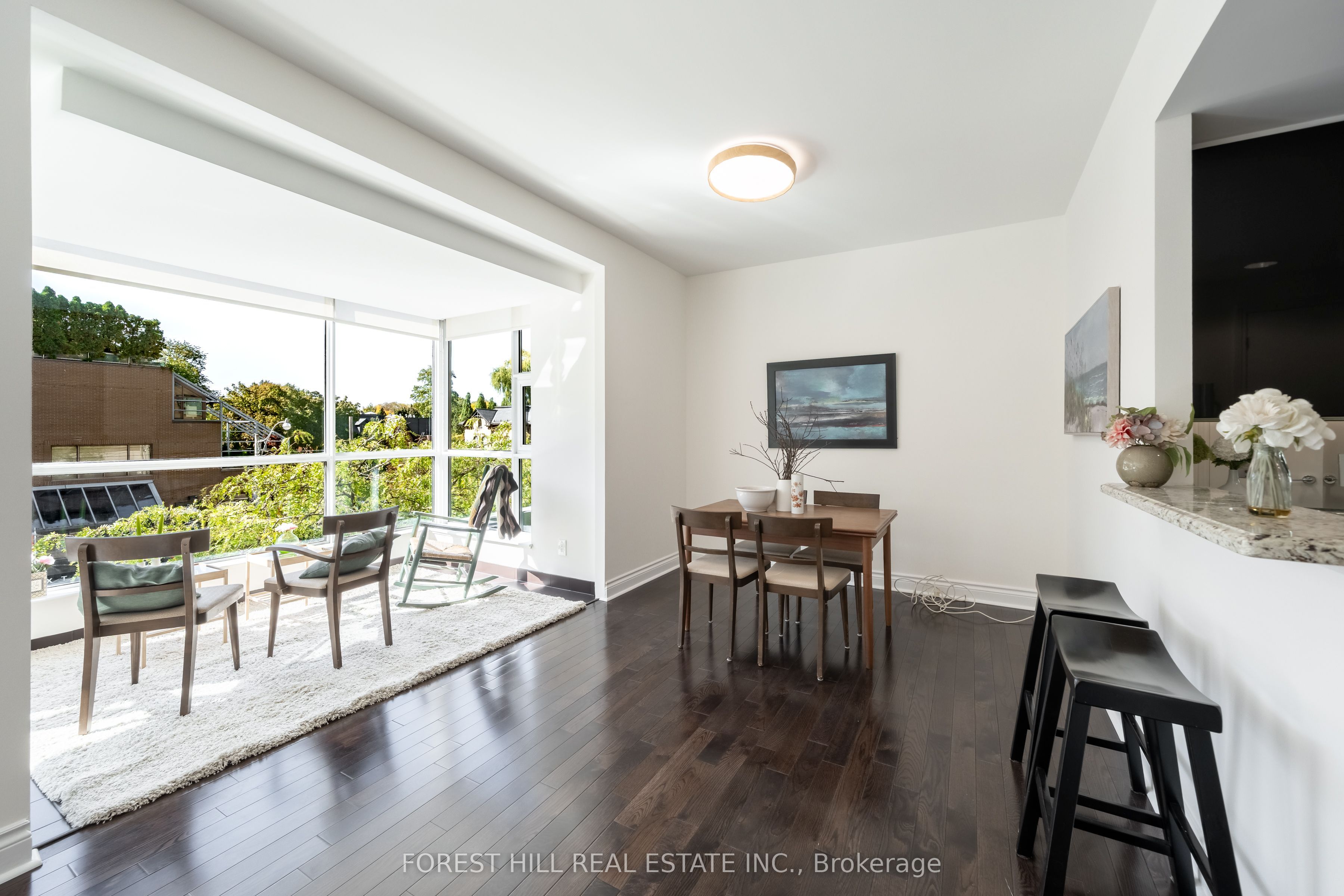 77 Avenue Road 215