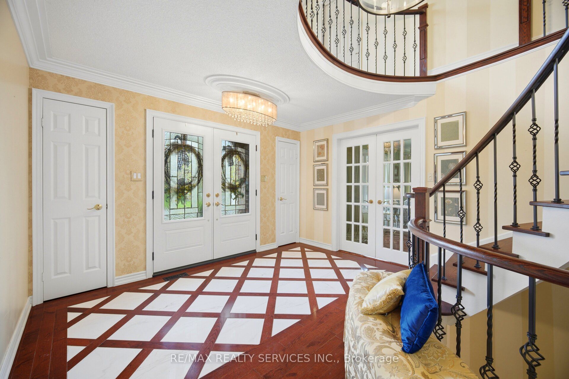 2 WHITMORE Court