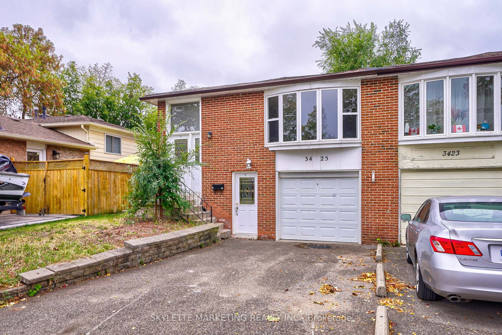 3425 Oakglade Crescent