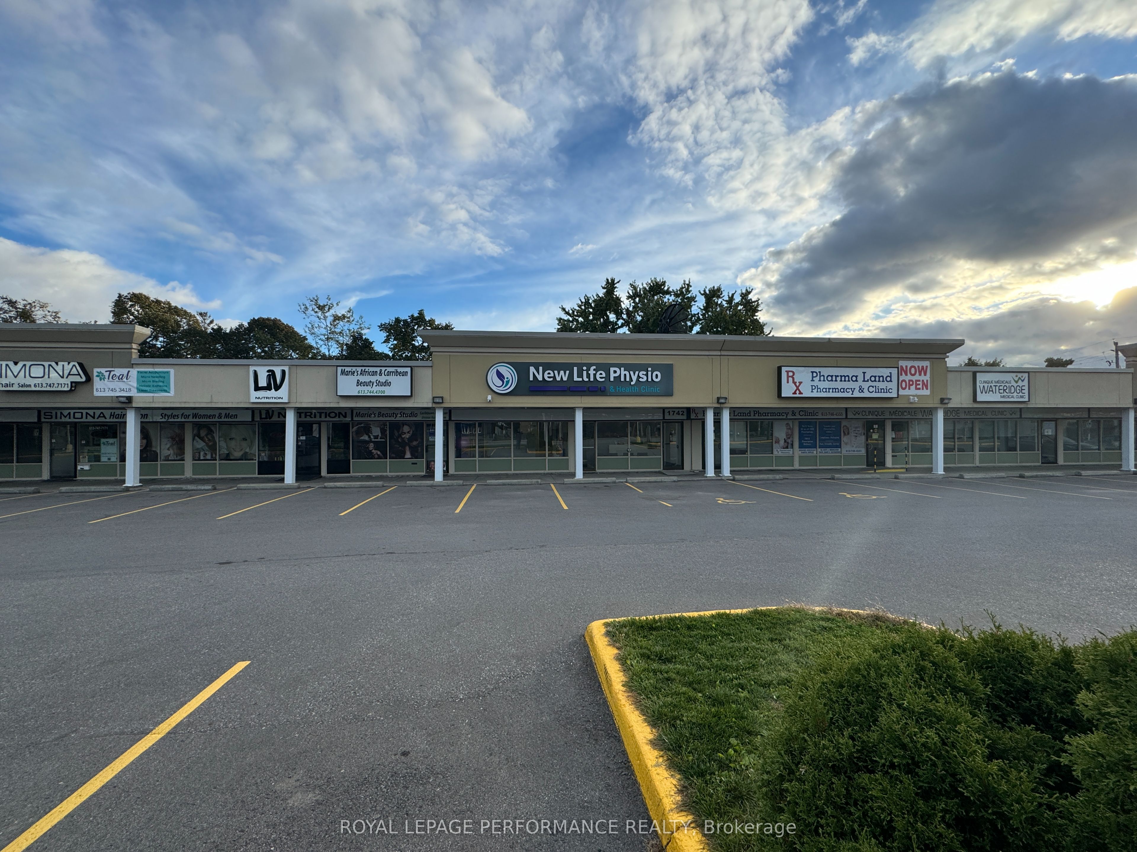 Photo 1 of 21 — 1756 MONTREAL Road, Beacon Hill North - South and Area, ON K1J 6N3