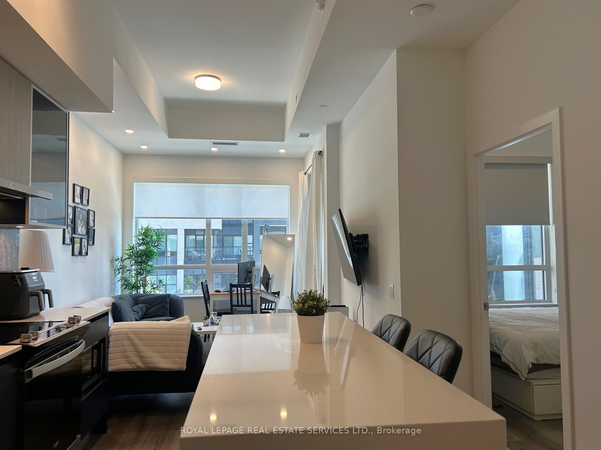405 Dundas Street W 223