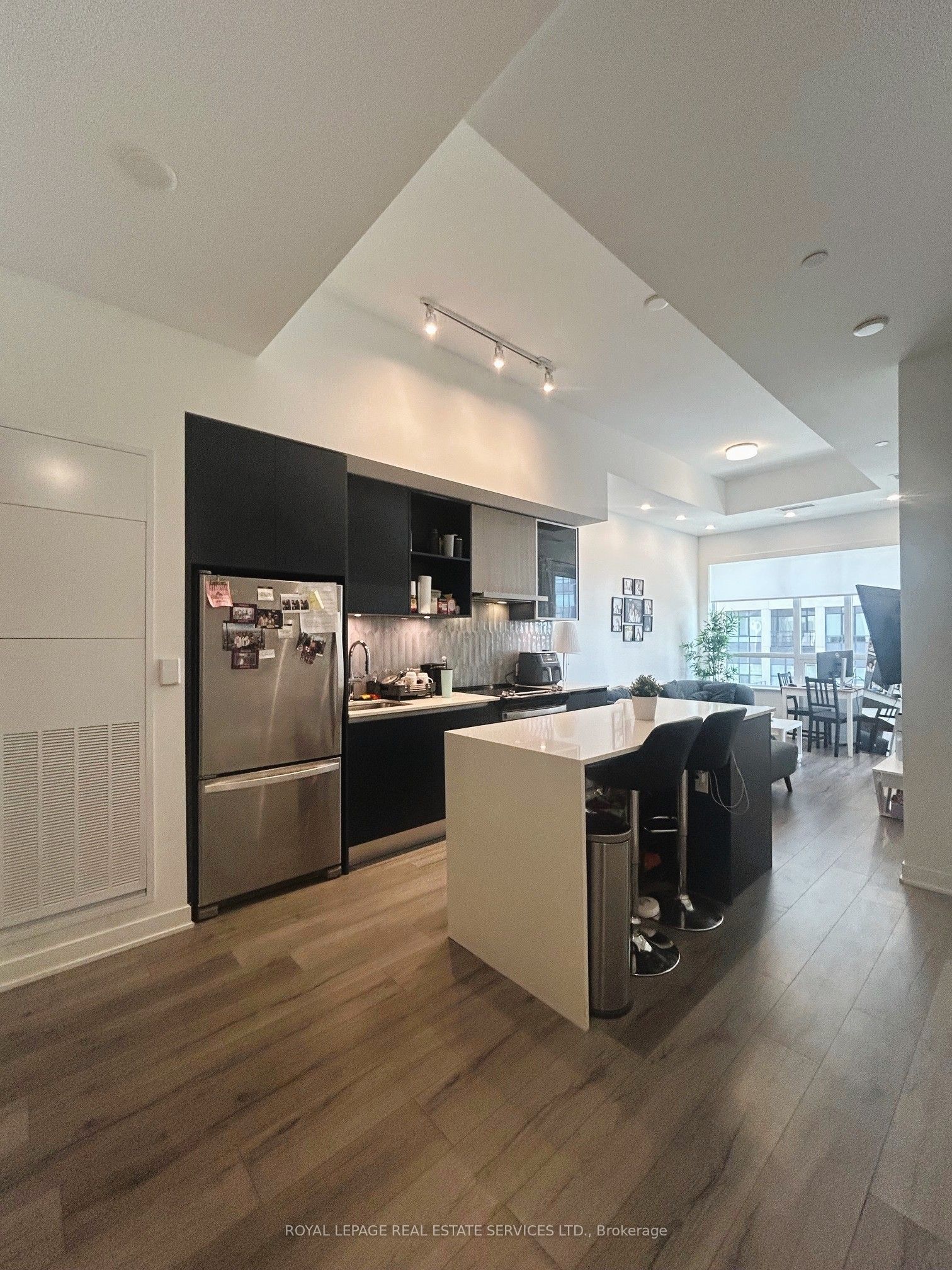 405 Dundas Street W 223