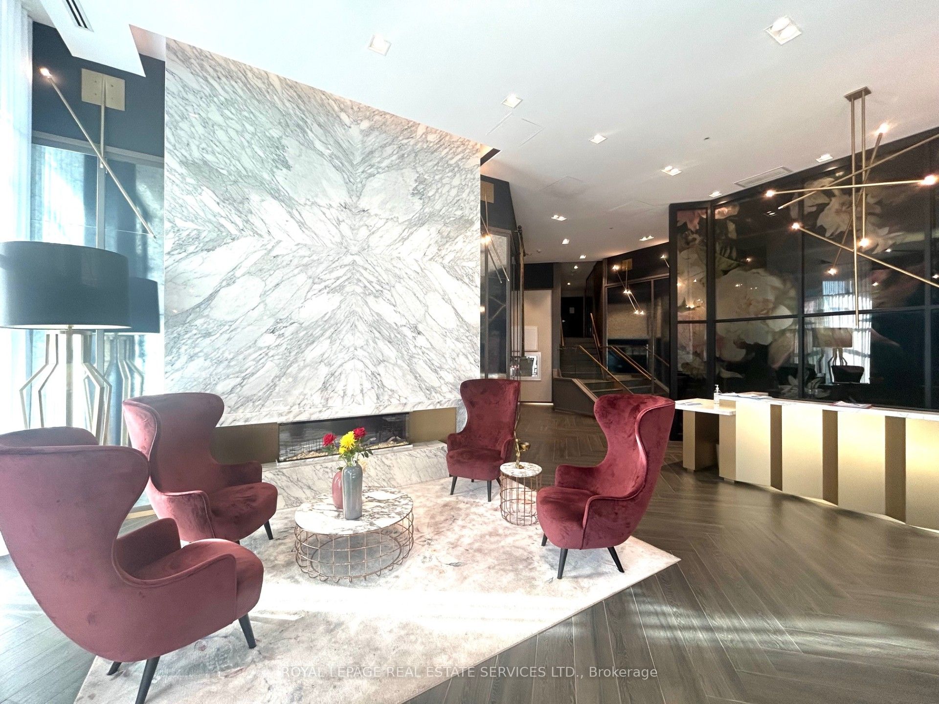 405 Dundas Street W 223