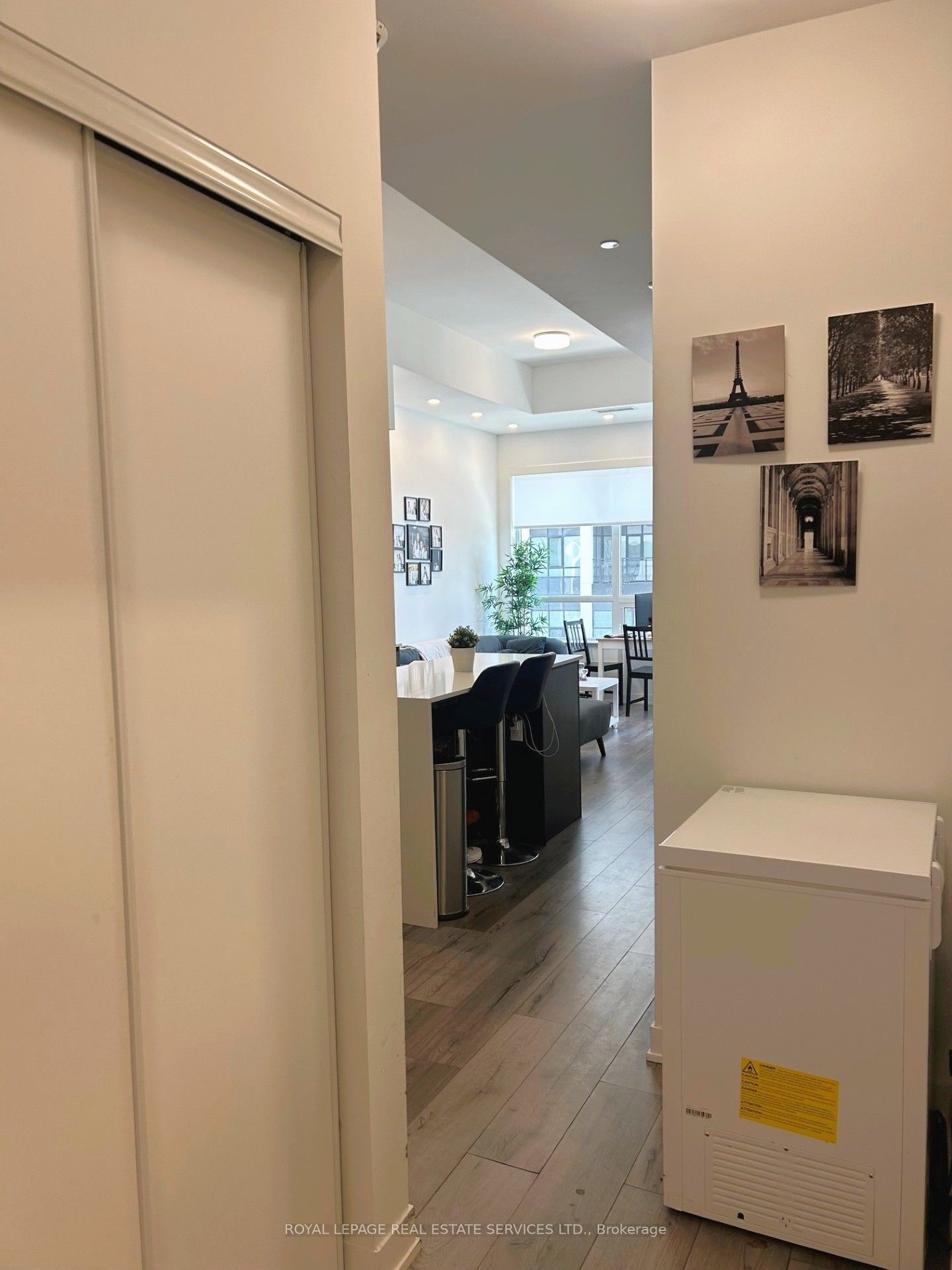 405 Dundas Street W 223