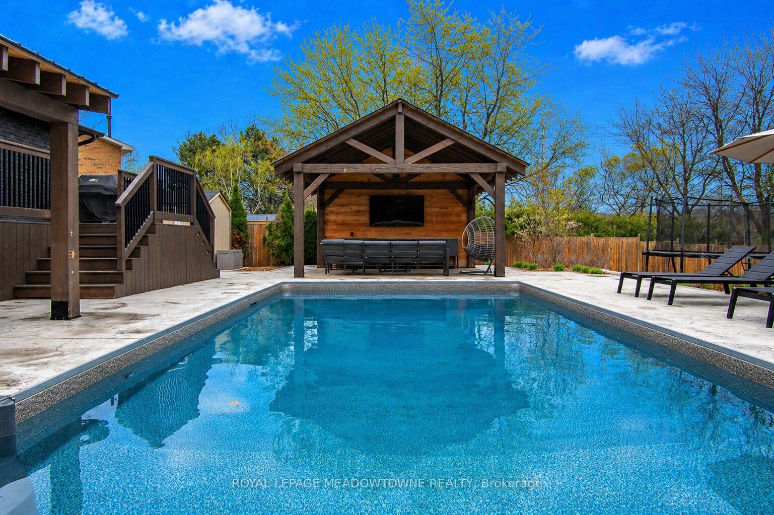 566 Moorelands Crescent