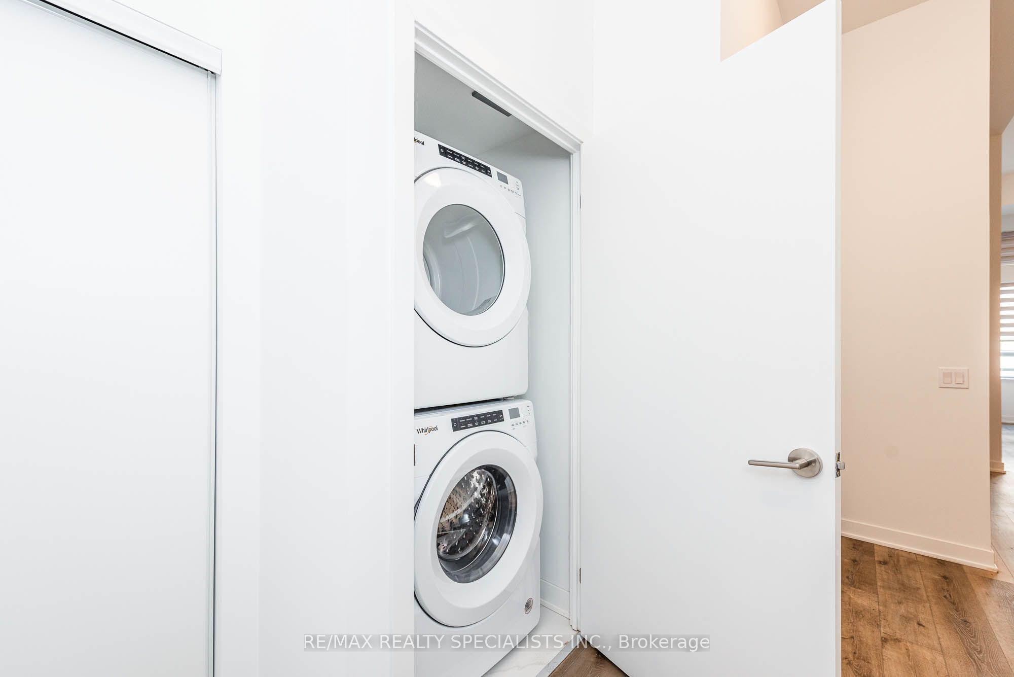 405 DUNDAS Street W 115