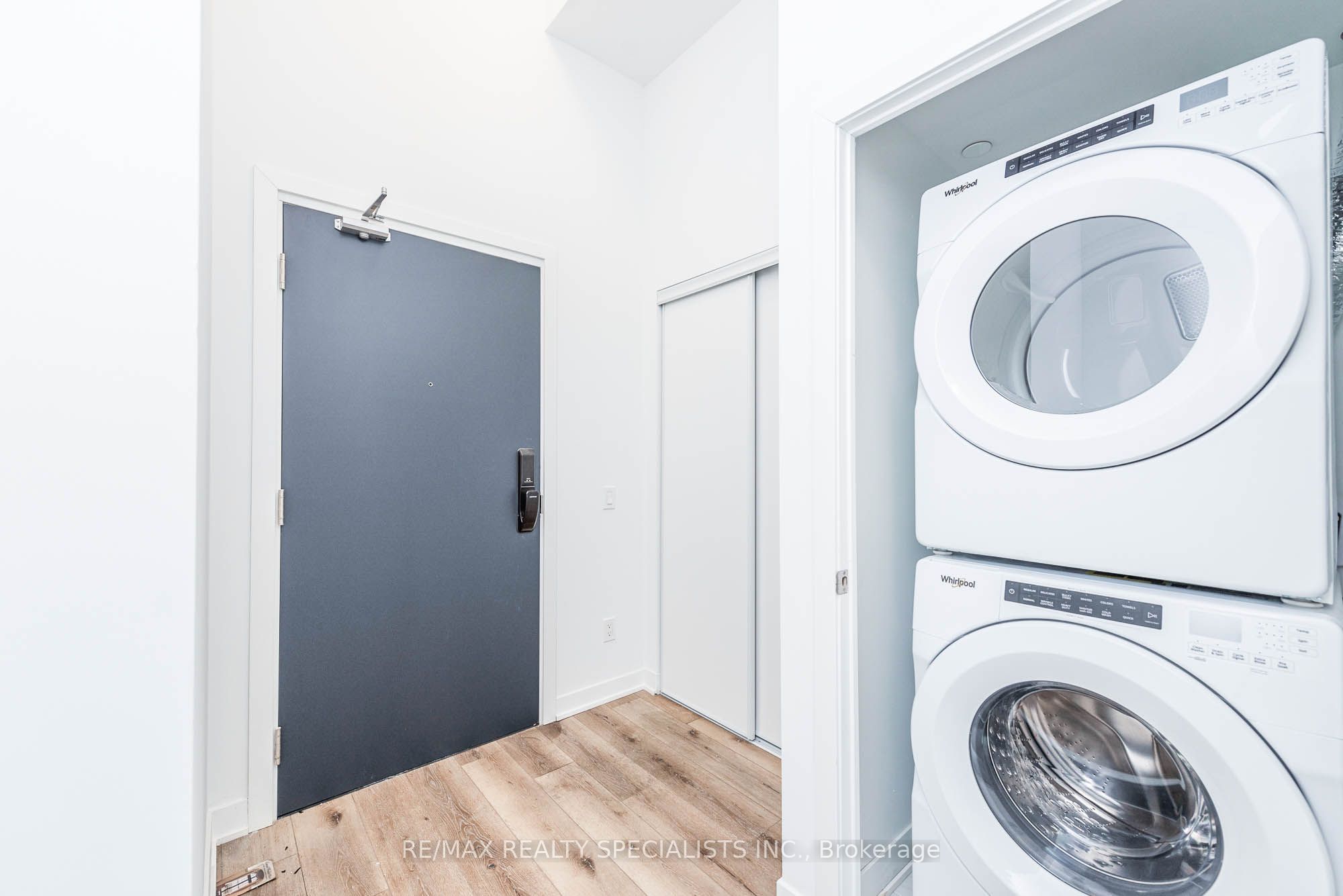 405 DUNDAS Street W 115