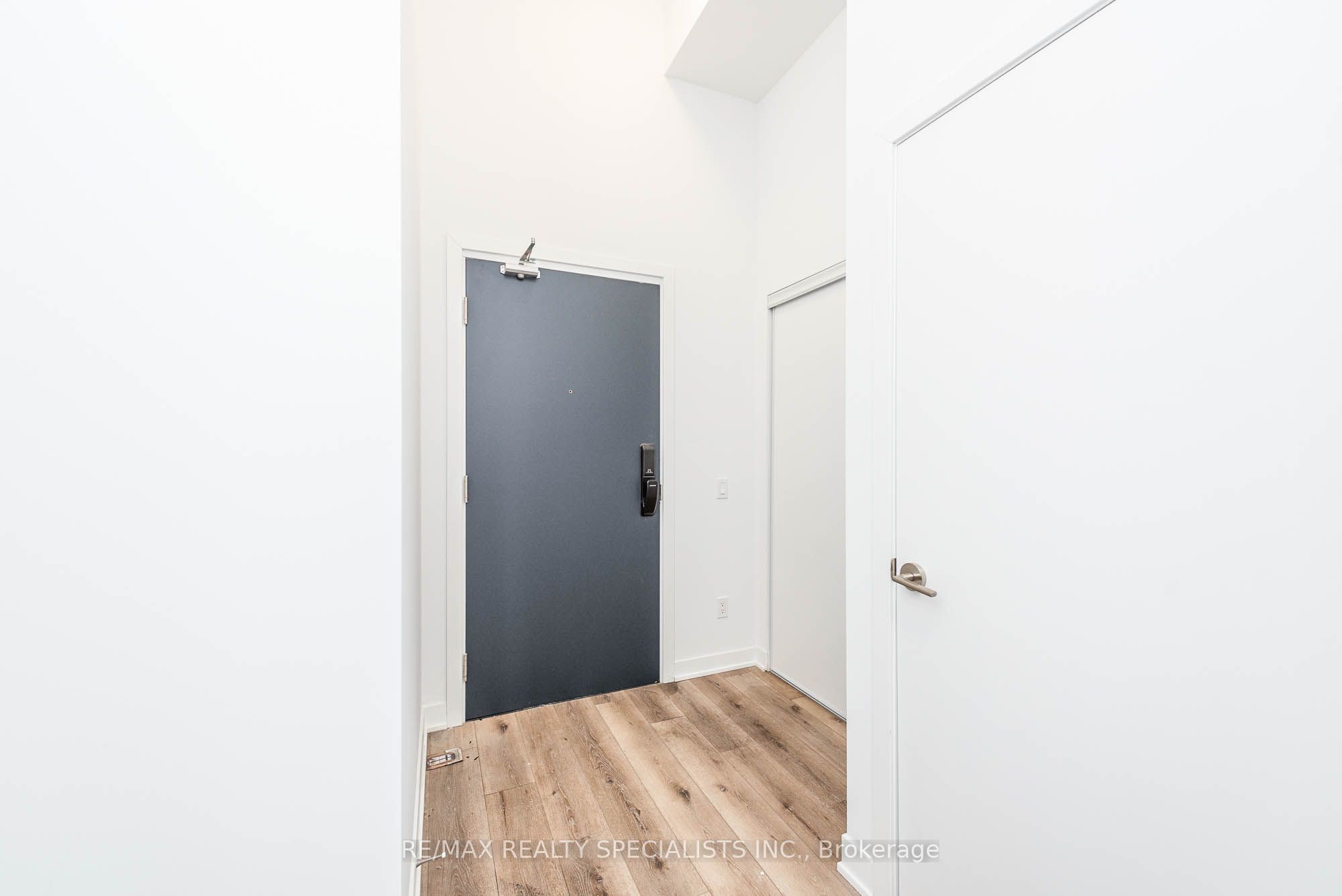 405 DUNDAS Street W 115