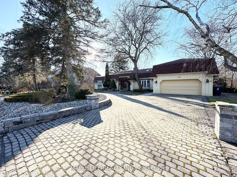 16 Brian Cliff Drive Toronto ON M3B 2G2