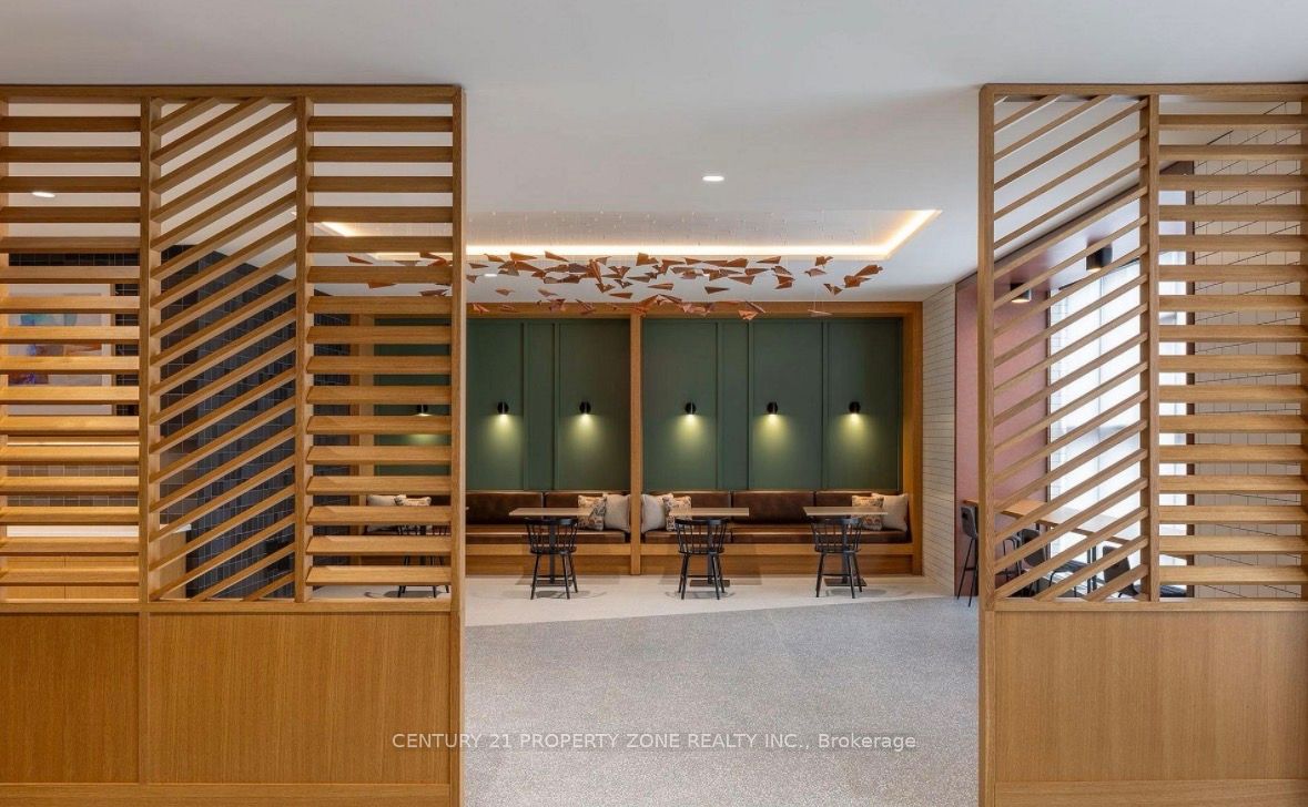 2495 Eglinton Avenue W 712