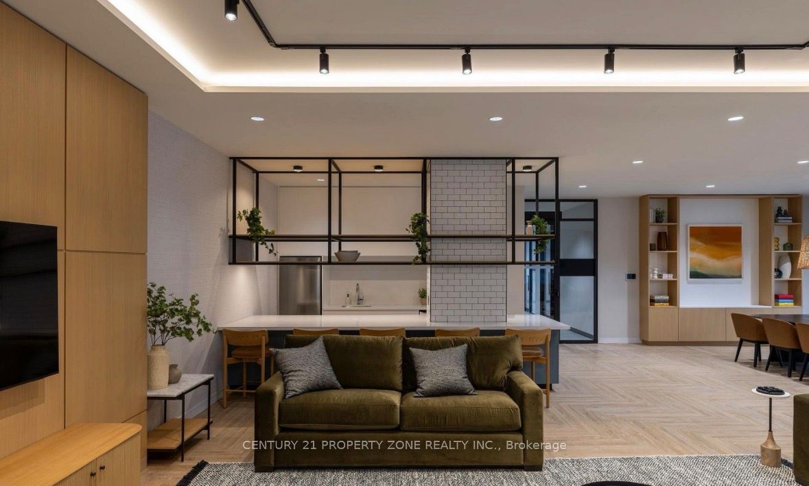 2495 Eglinton Avenue W 712