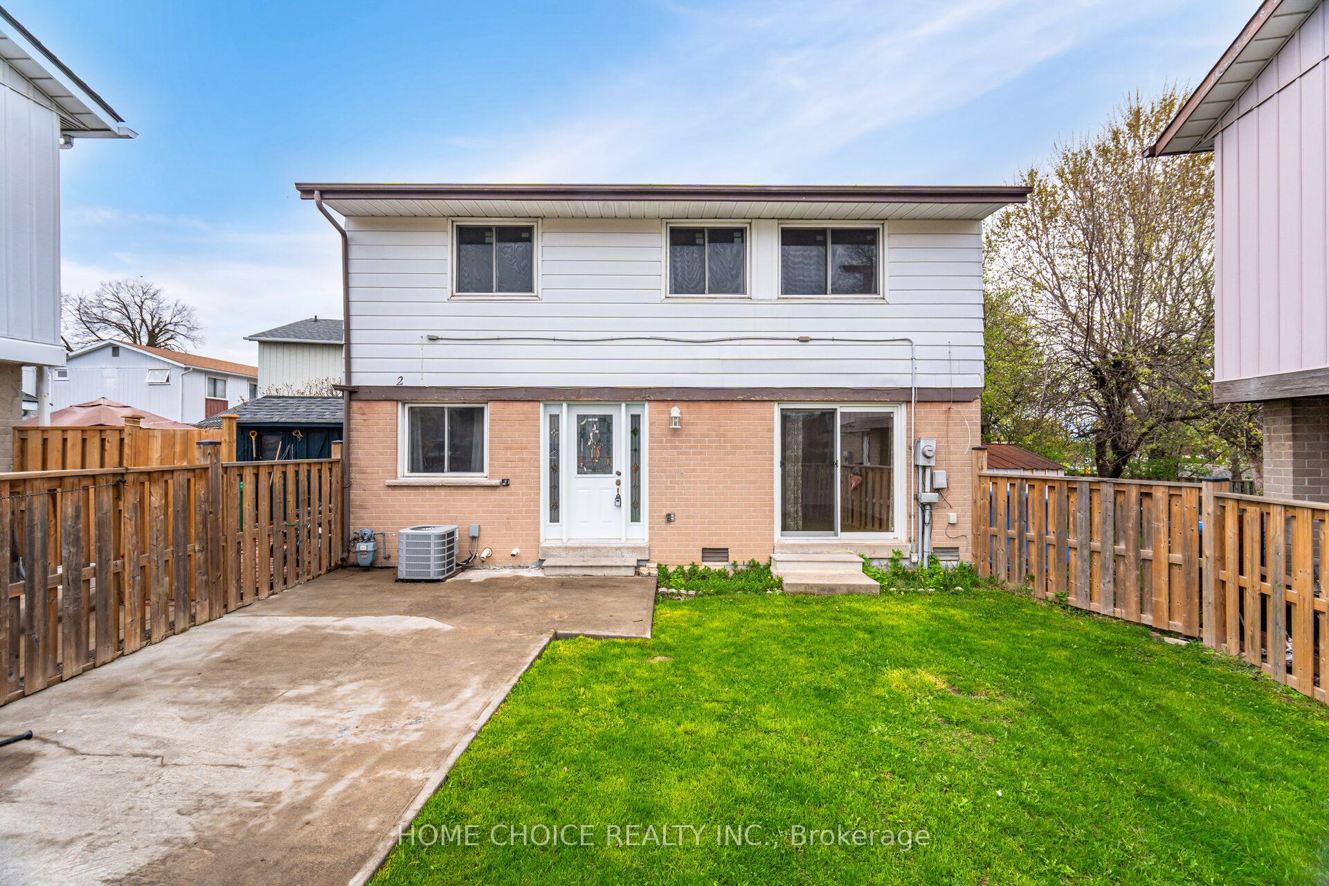 Photo 1 of 33 — 2 Hunt Club Drive, Brampton, ON L6S 1S2