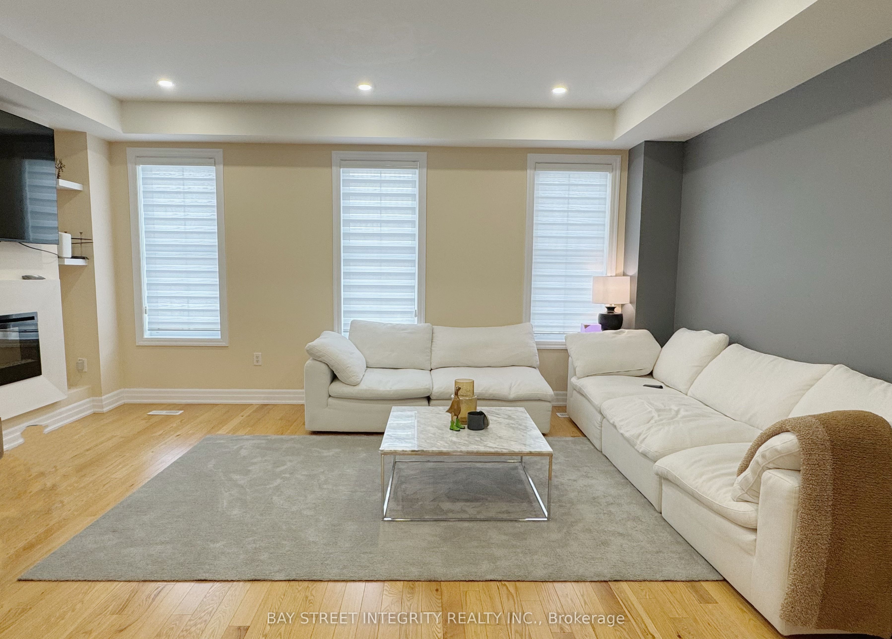 2267 Major Mackenzie Drive W 7