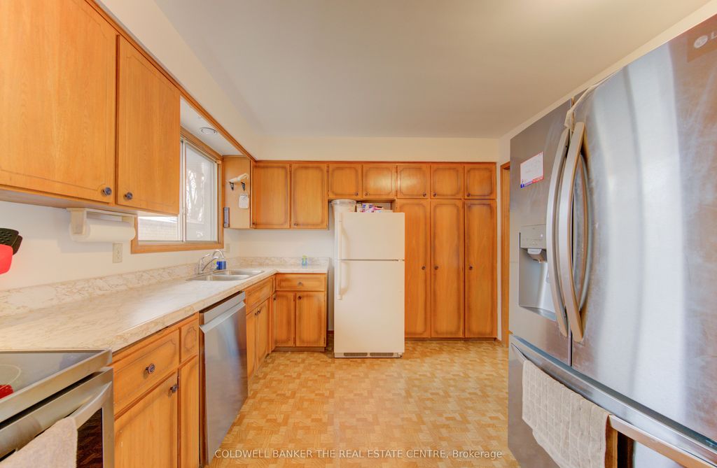 Photo of 98 Shea Crescent, Kitchener, ON N2E 1E8 (MLS # X12932666)