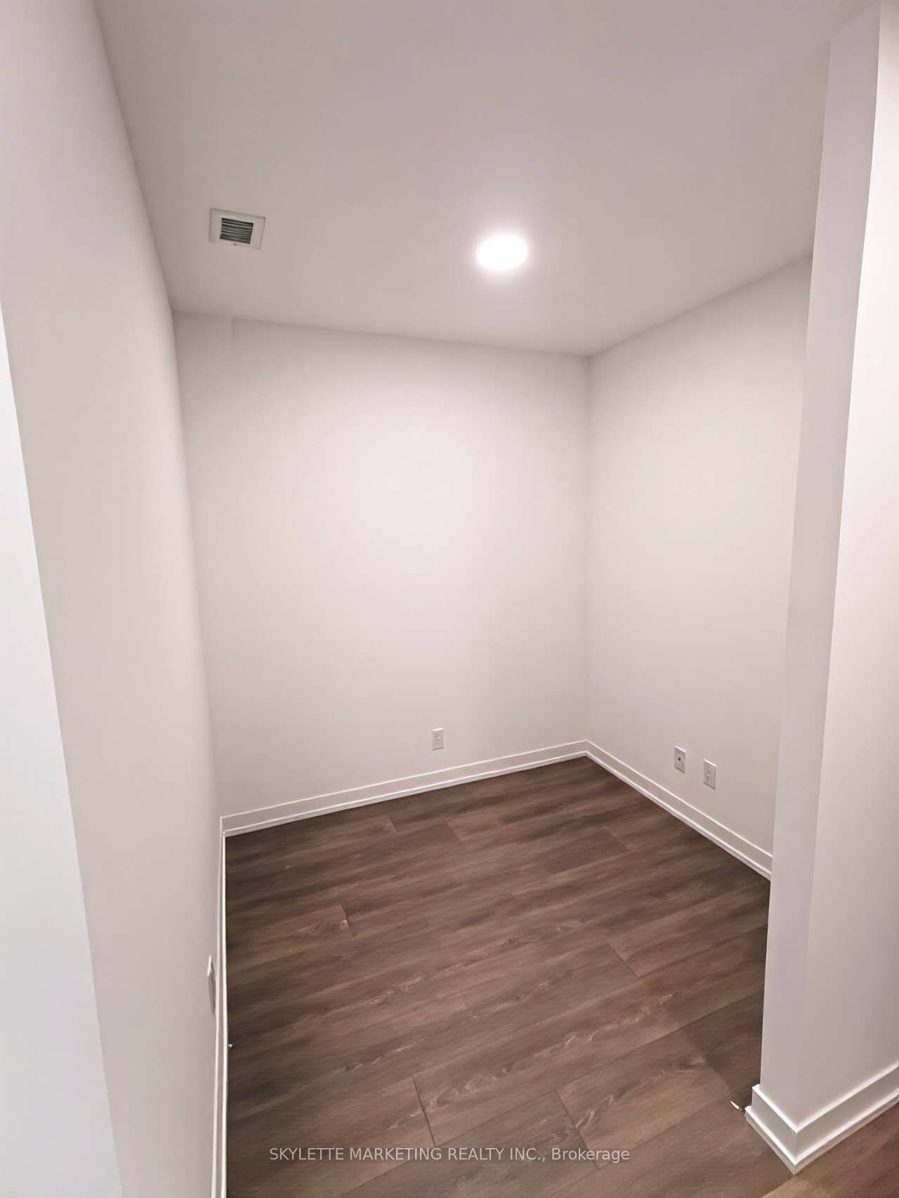 8 Beverley Glen Boulevard D-321