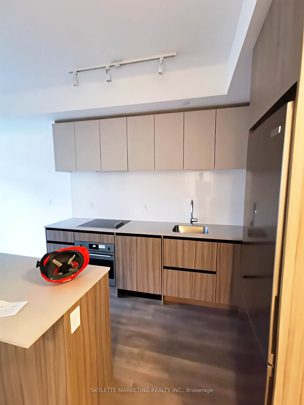 8 Beverley Glen Boulevard D-321