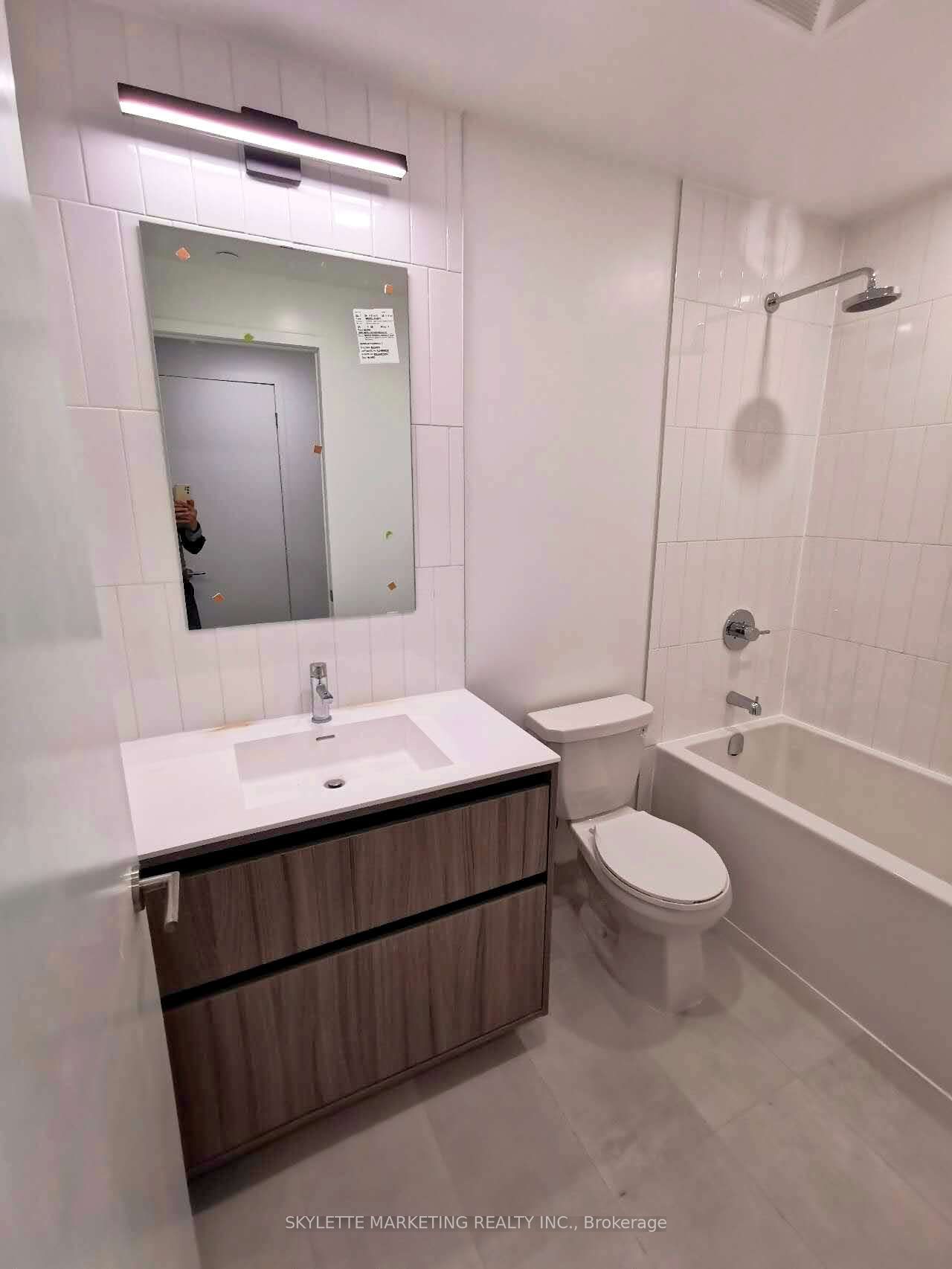 8 Beverley Glen Boulevard D-321