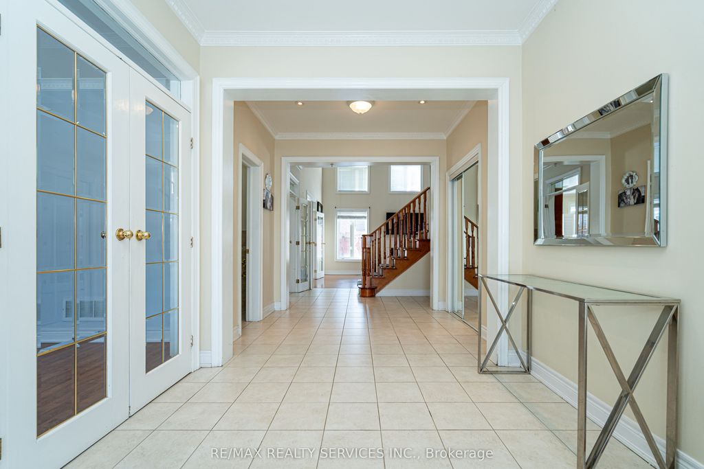 Photo of 52 Mount Royal Circle, Brampton, ON L6P 2K4 (MLS # W12905922)