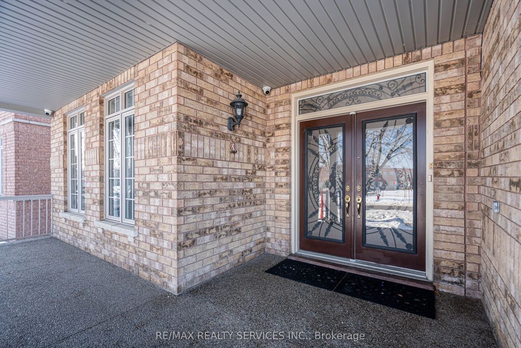 Photo of 52 Mount Royal Circle, Brampton, ON L6P 2K4 (MLS # W12905922)