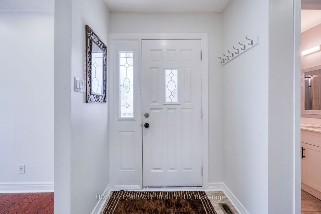 Photo of 40 Reigate Avenue, Brampton, ON L6V 2E3 (MLS # W13075390)
