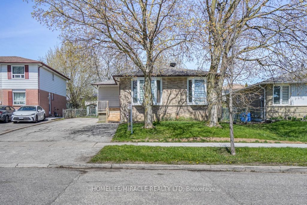 Photo of 40 Reigate Avenue, Brampton, ON L6V 2E3 (MLS # W13075390)