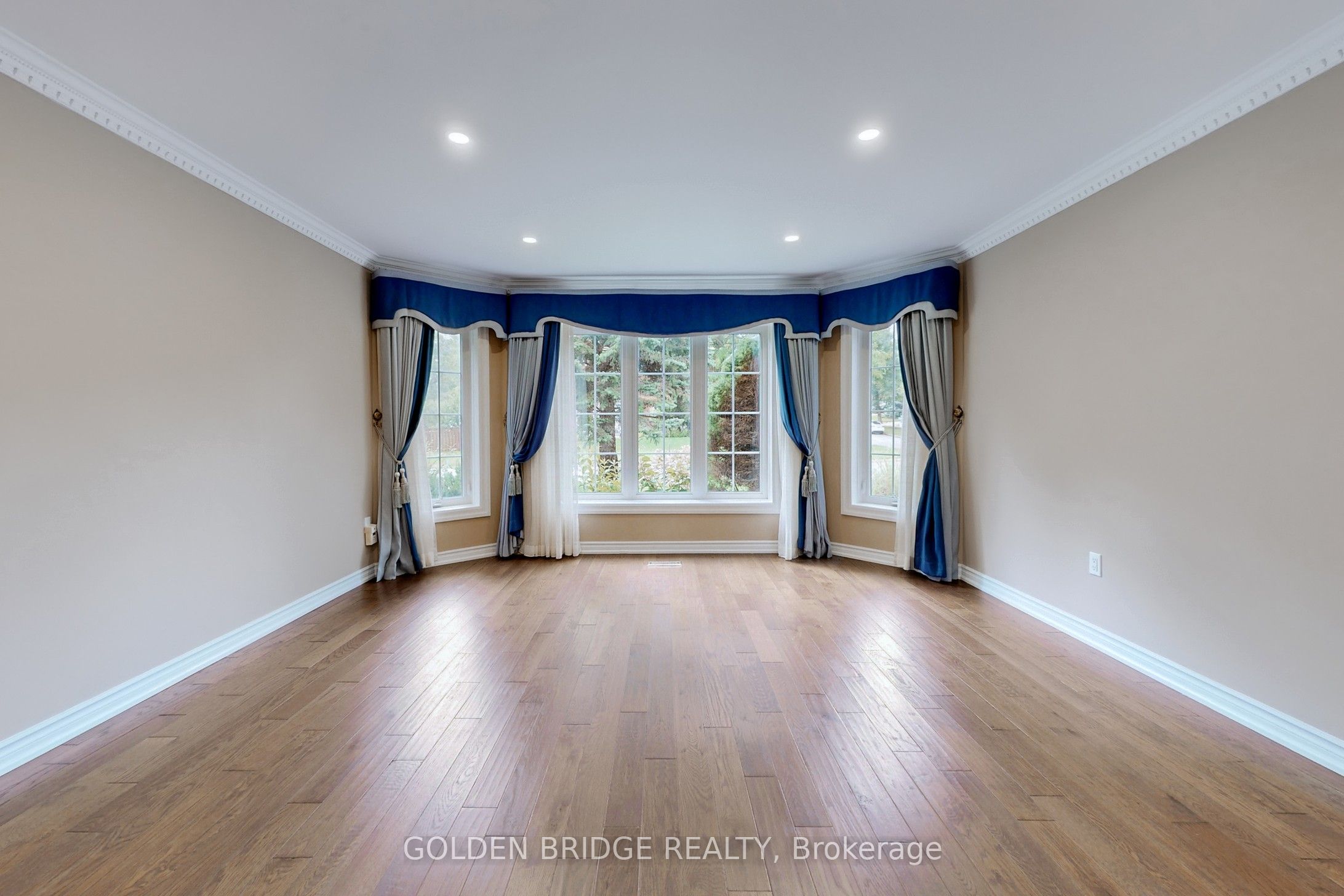 909 Stonehaven Avenue