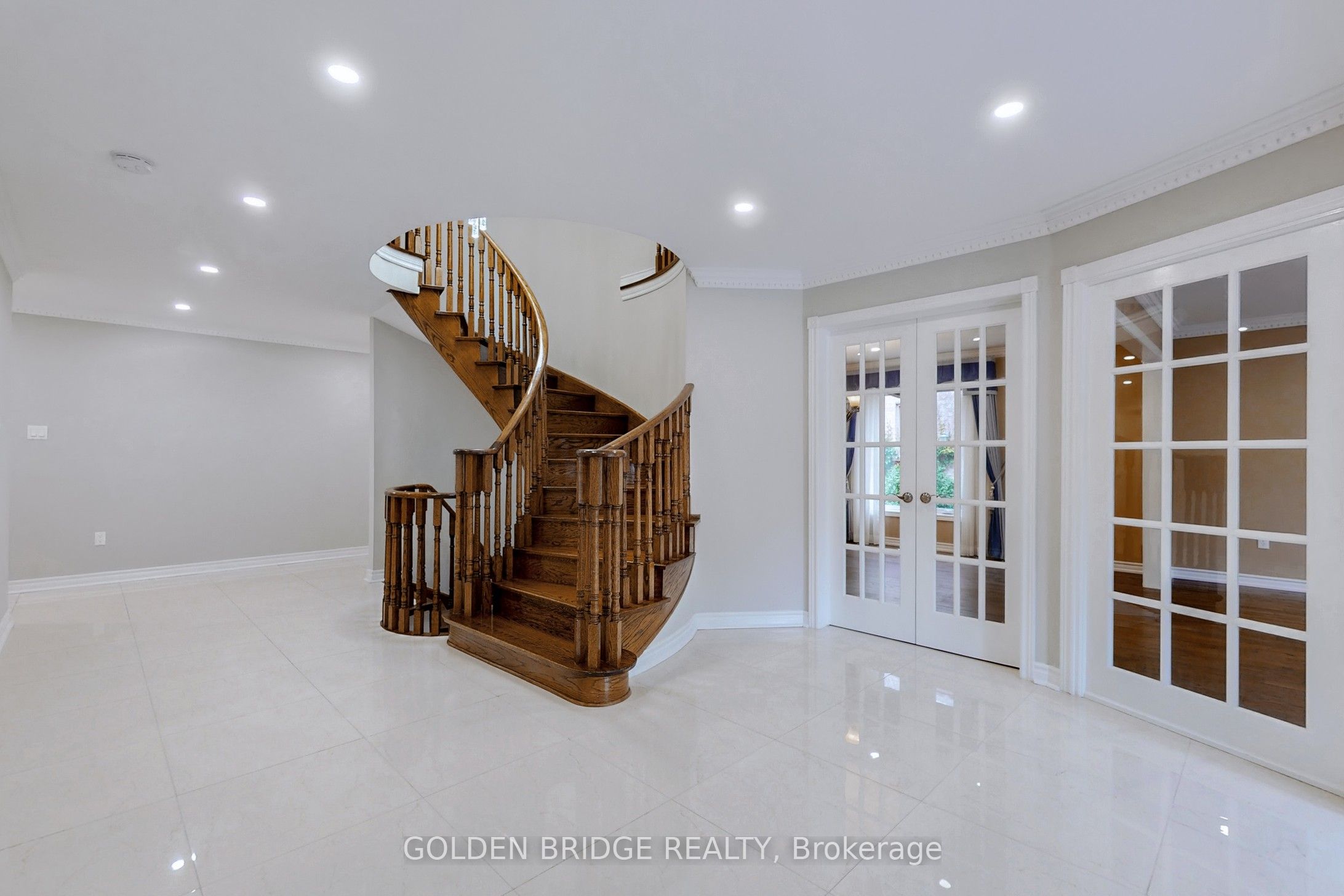 909 Stonehaven Avenue