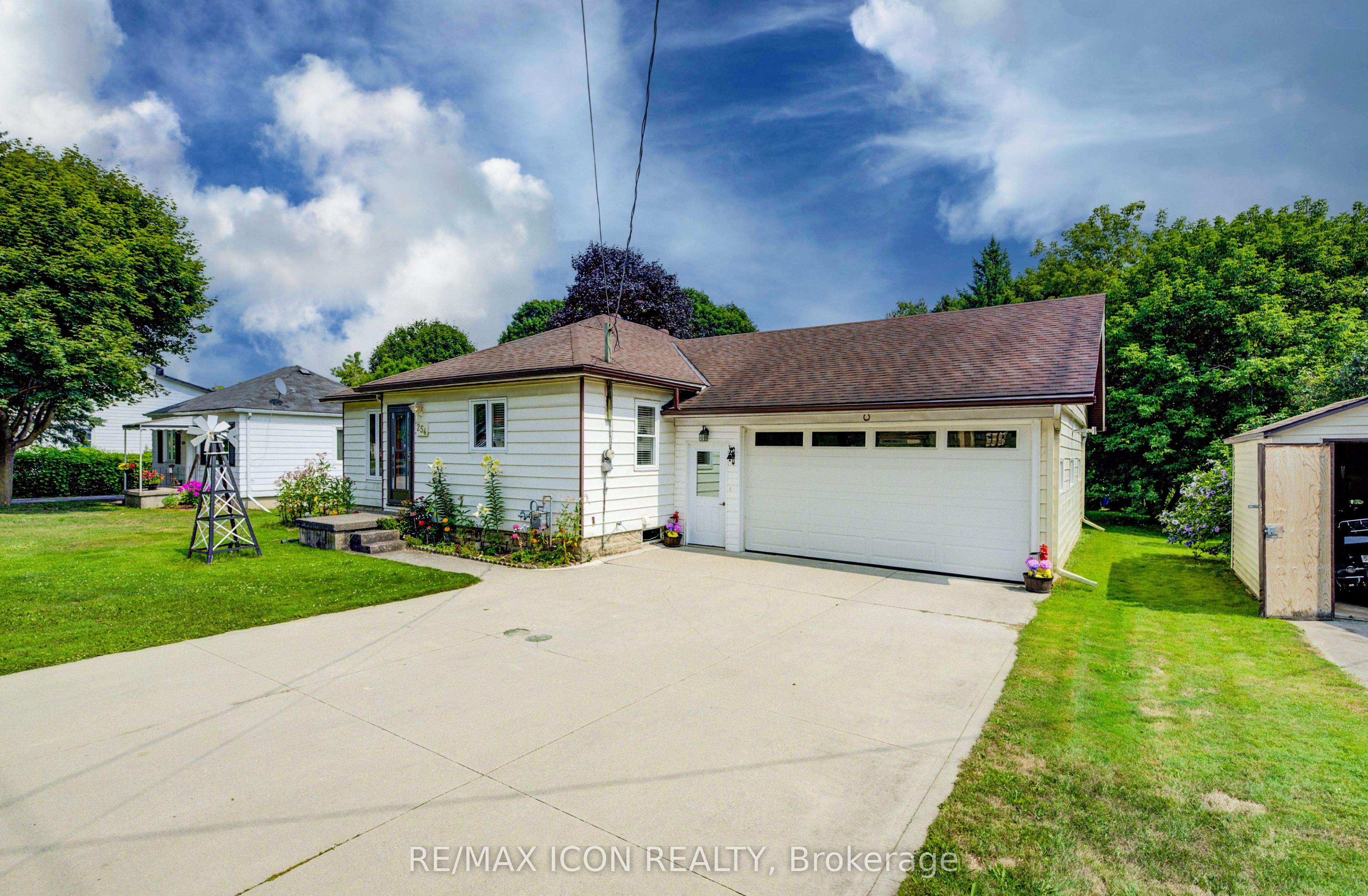 254 Wellington Street W