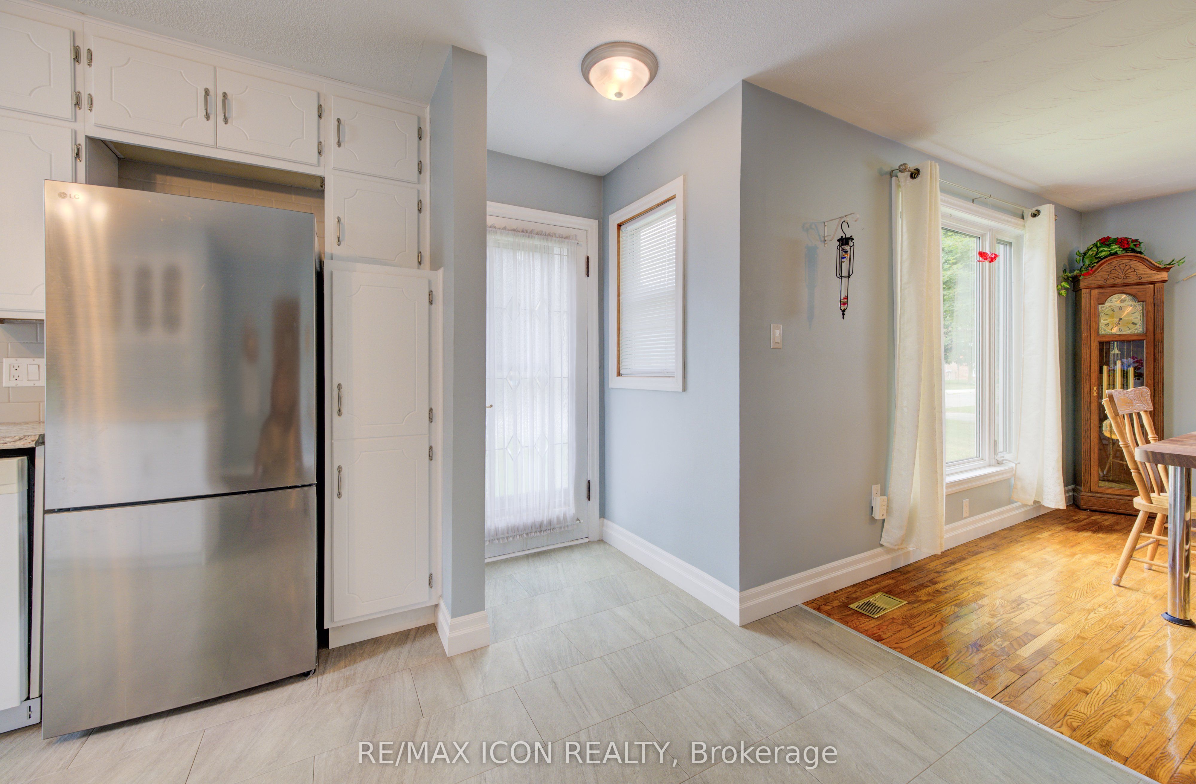 254 Wellington Street W