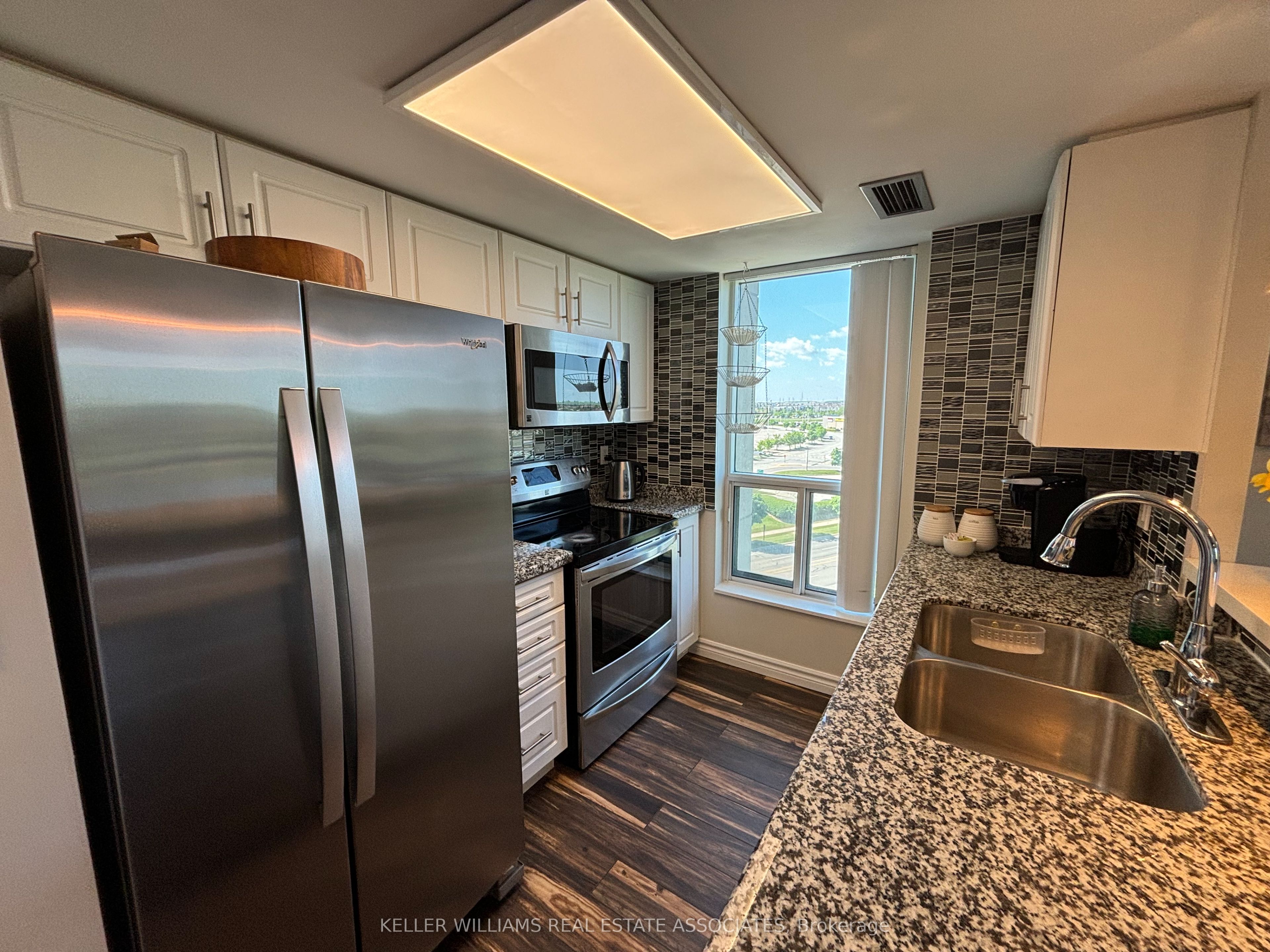 2585 Erin Centre Boulevard 809