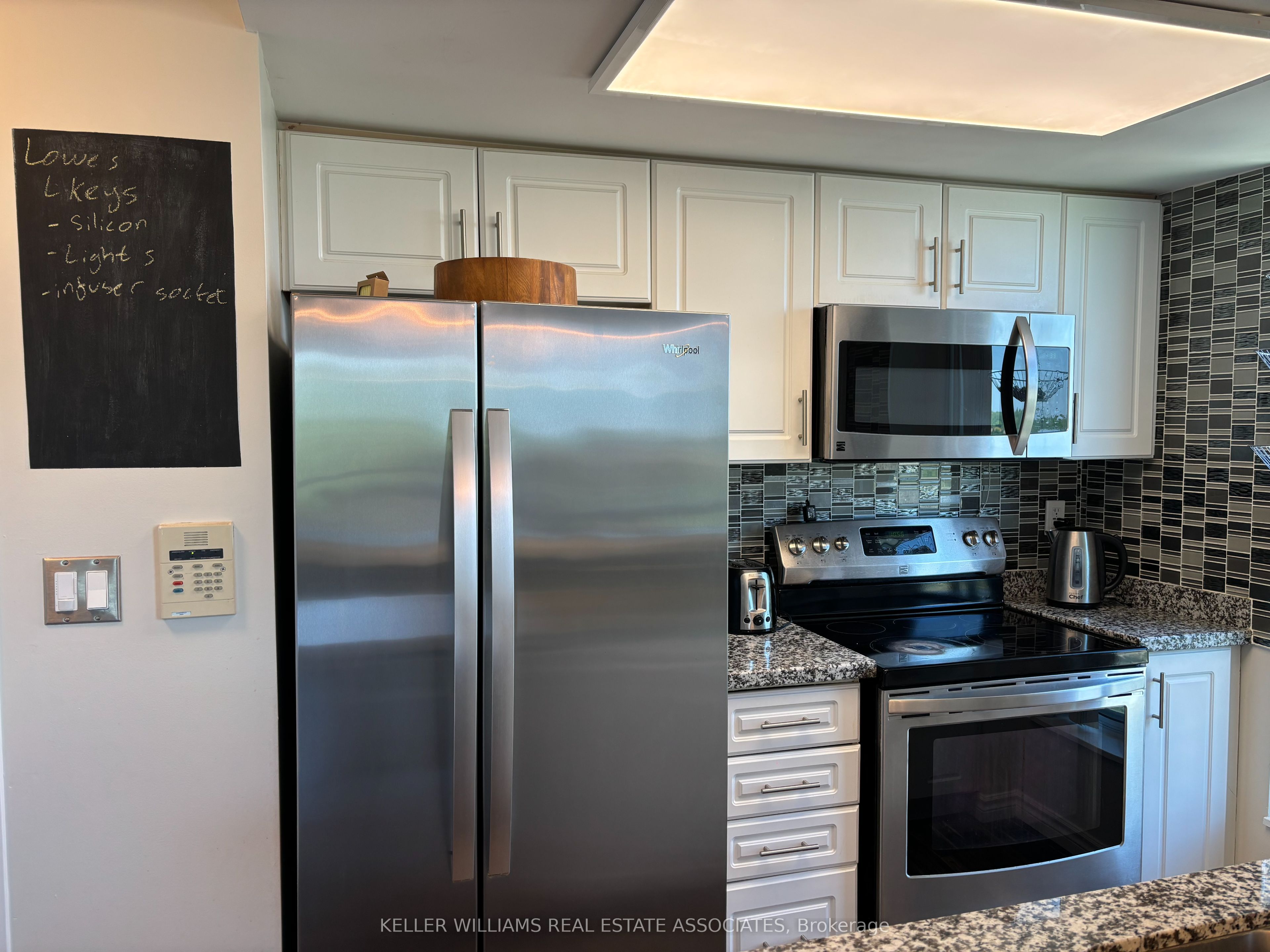 2585 Erin Centre Boulevard 809