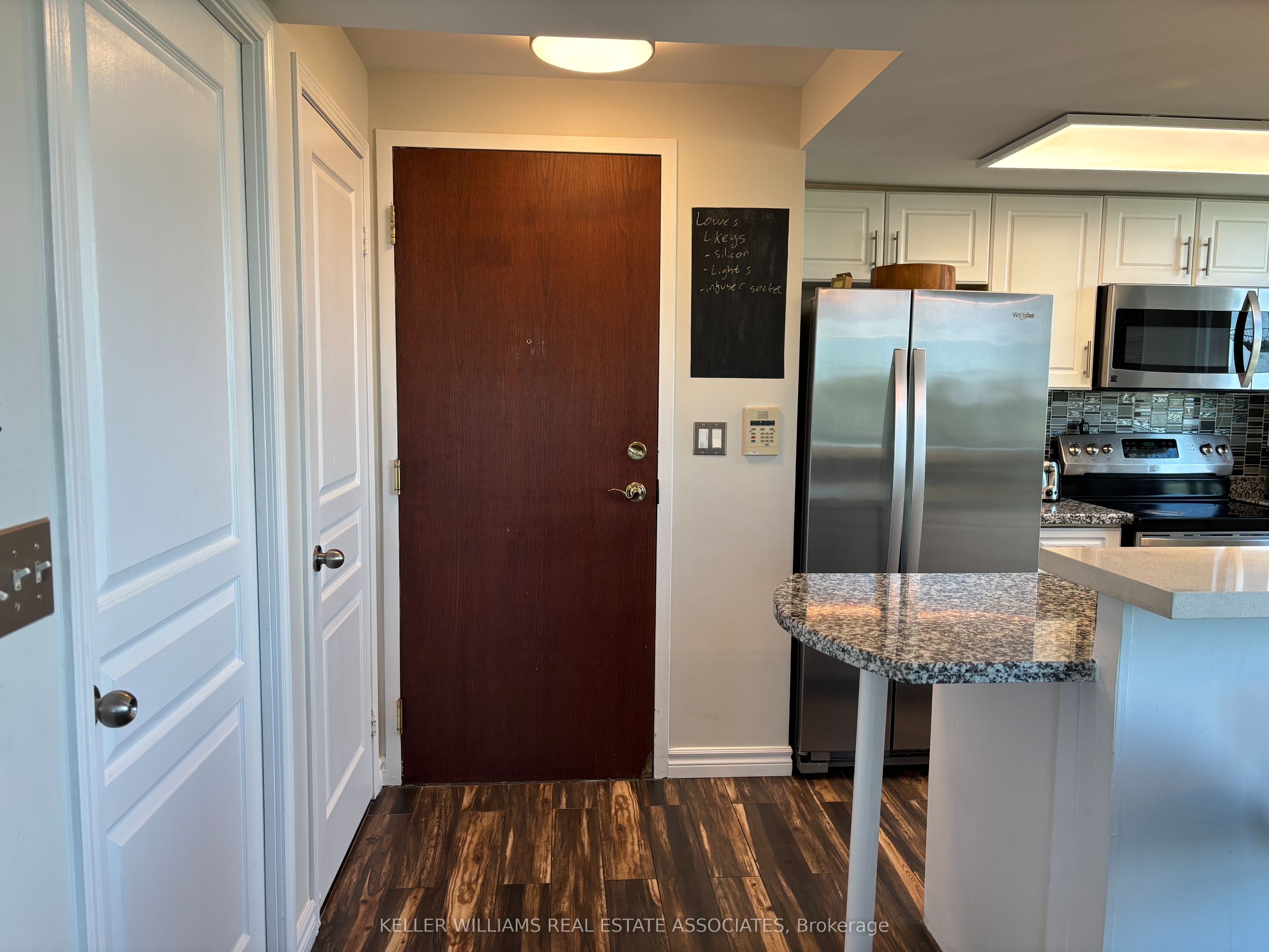 2585 Erin Centre Boulevard 809