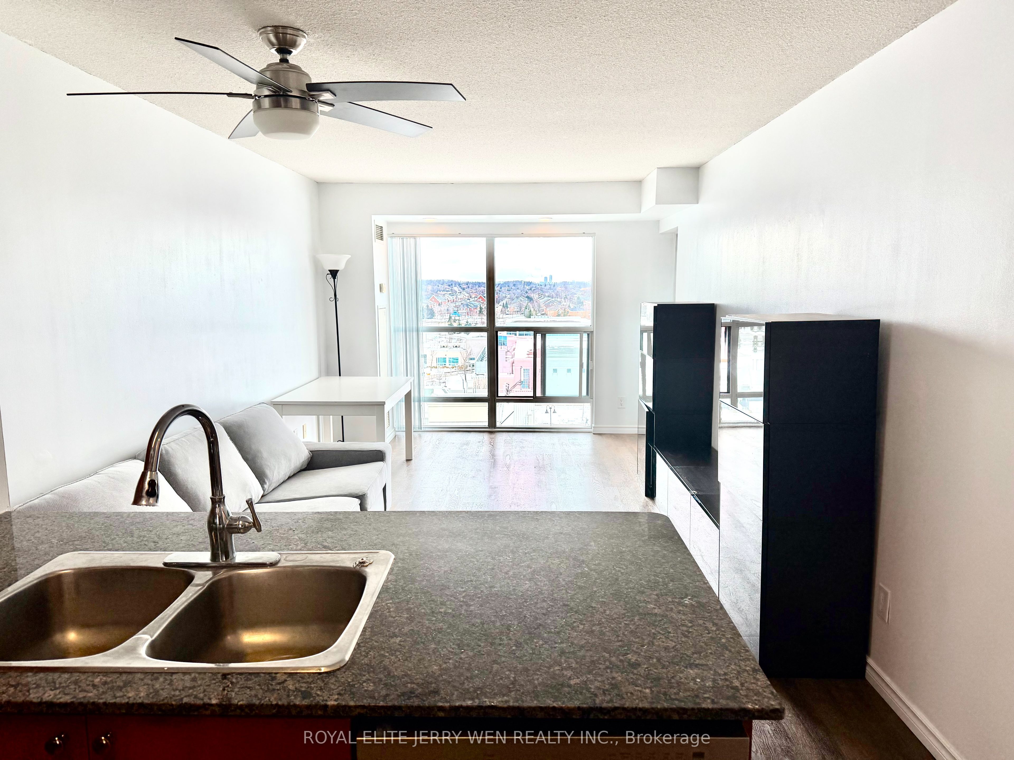 185 Oneida Crescent 1003