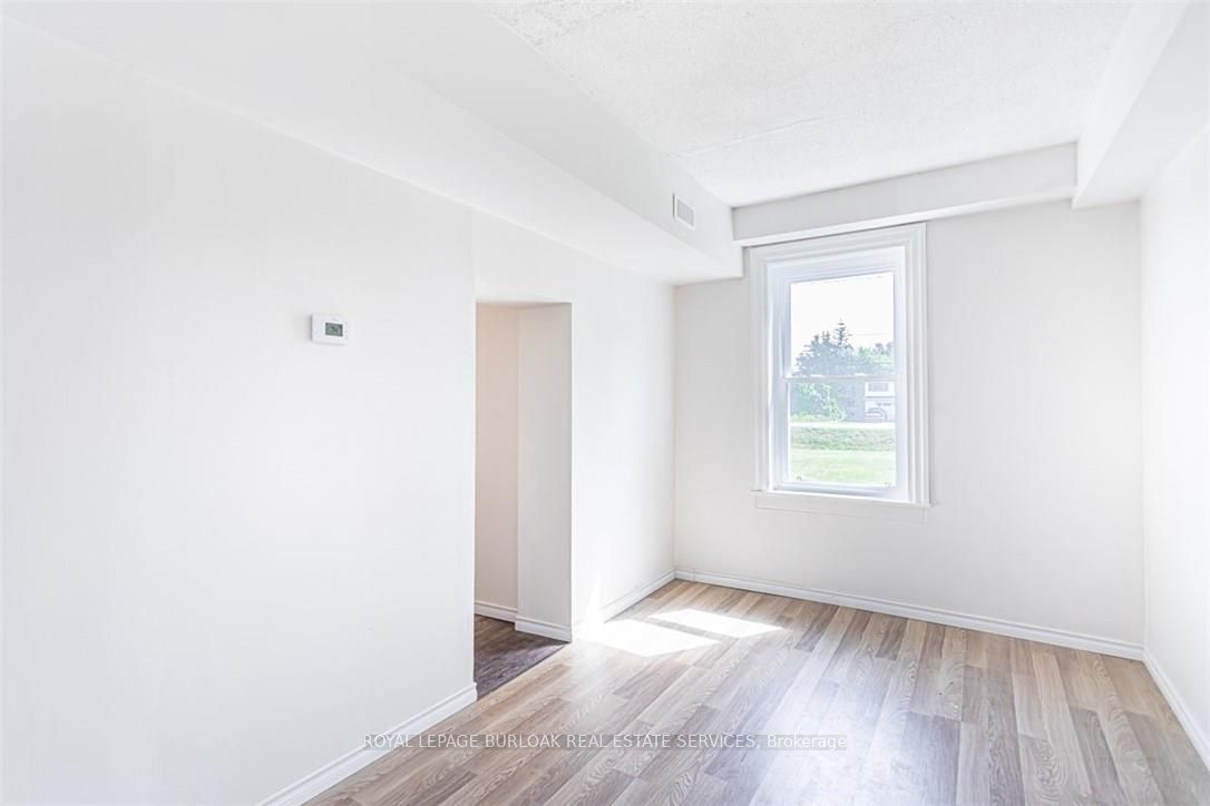 2712 Upper James Street